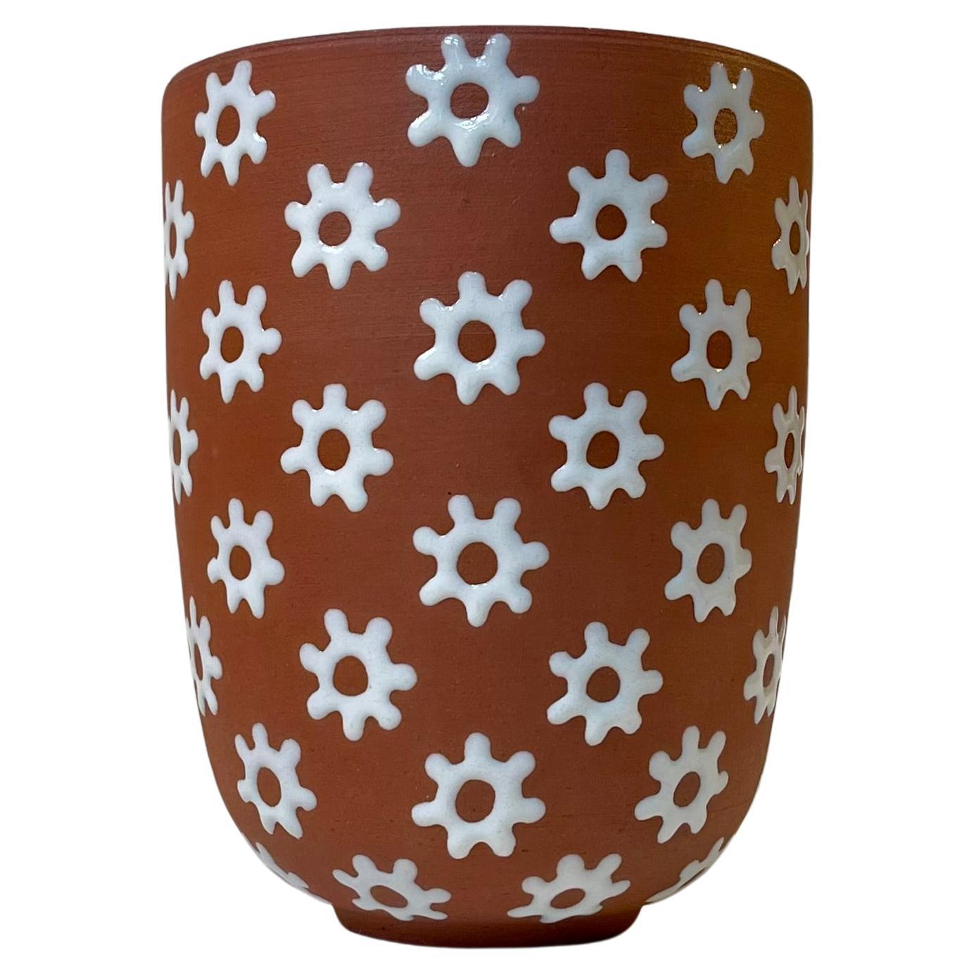 Edith Nielsen Keramikvase mit weißen Blumen für Zeuthen 1950er Jahre im Angebot