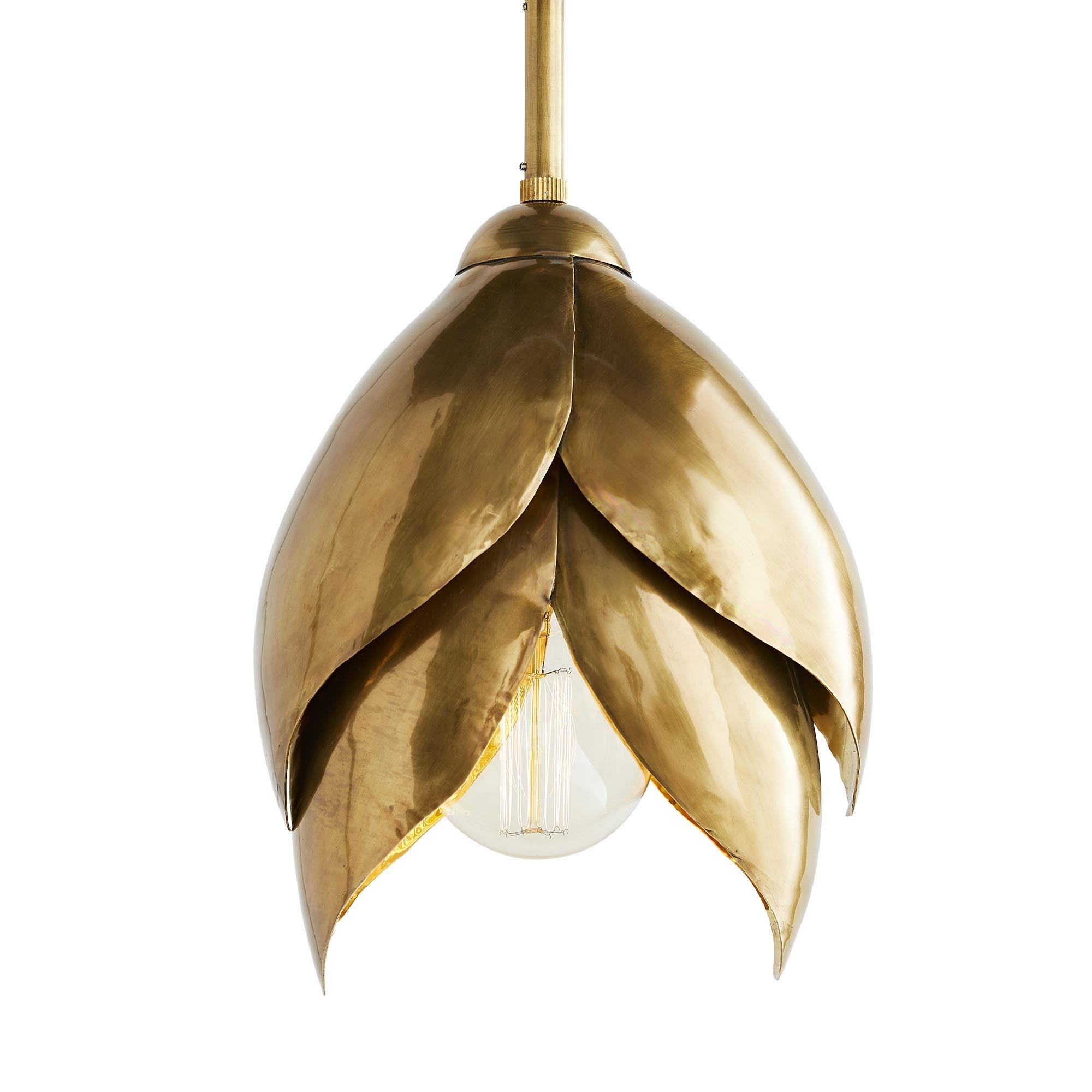 Ciondolo Edith

Delicato e pieno di charme, il ciondolo Edith cattura la bellezza della natura nel design dell'illuminazione. Realizzata in ottone e con la forma di un bocciolo di rosa in fiore, la sua forma conferisce una silhouette morbida e