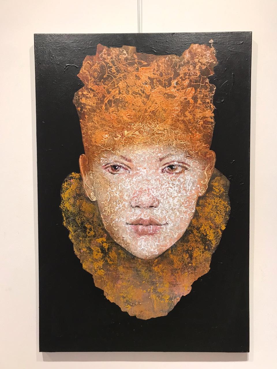 ''Girl'' Peinture hollandaise contemporaine d'une petite fille au chapeau jaune - Painting de Edith Snoek