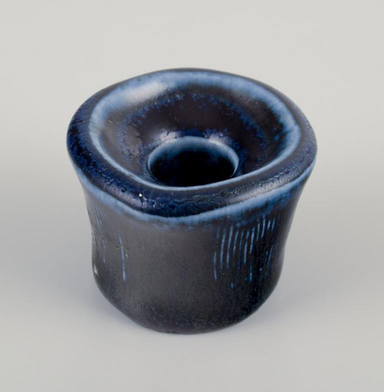 Edith Sonne Bruun (1910-1993), ceramista danese. Saxbo, Danimarca.
Una coppia di portacandele in ceramica.
Approssimativamente degli anni 40/50.
Contrassegnato da Yang Yang.
Smaltato nei toni del blu.
In perfette condizioni.
Dimensioni: D 3,5 cm x H