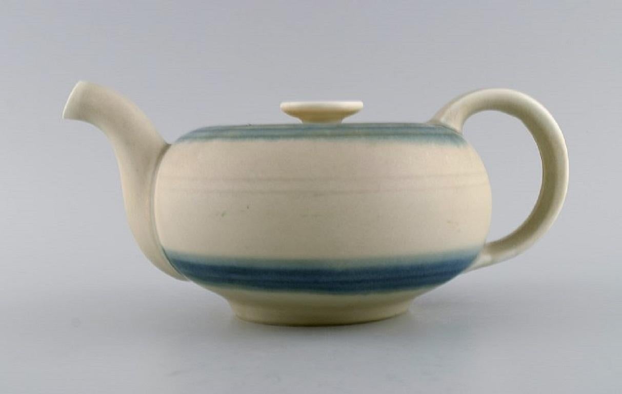 Edith Sonne für Bing & Grøndahl. Teekanne aus glasiertem Steinzeug. 1970's. 
Modellnummer 654.
Maße: 24,5 x 12 cm.
In ausgezeichnetem Zustand.
Gestempelt.