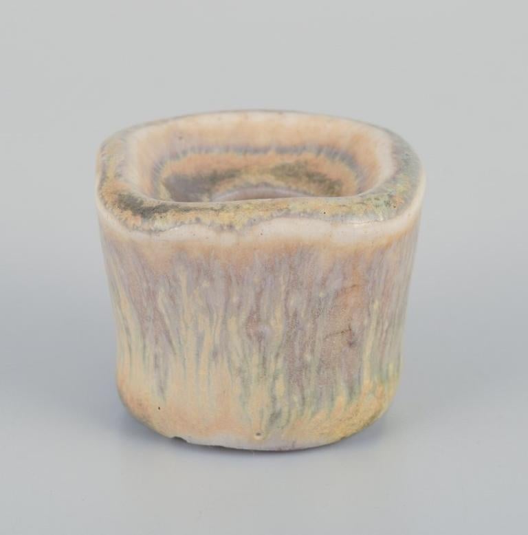 Scandinavo moderno Edith Sonne per Saxbo, Danimarca. Piccolo candeliere in ceramica. Metà del XX secolo. in vendita