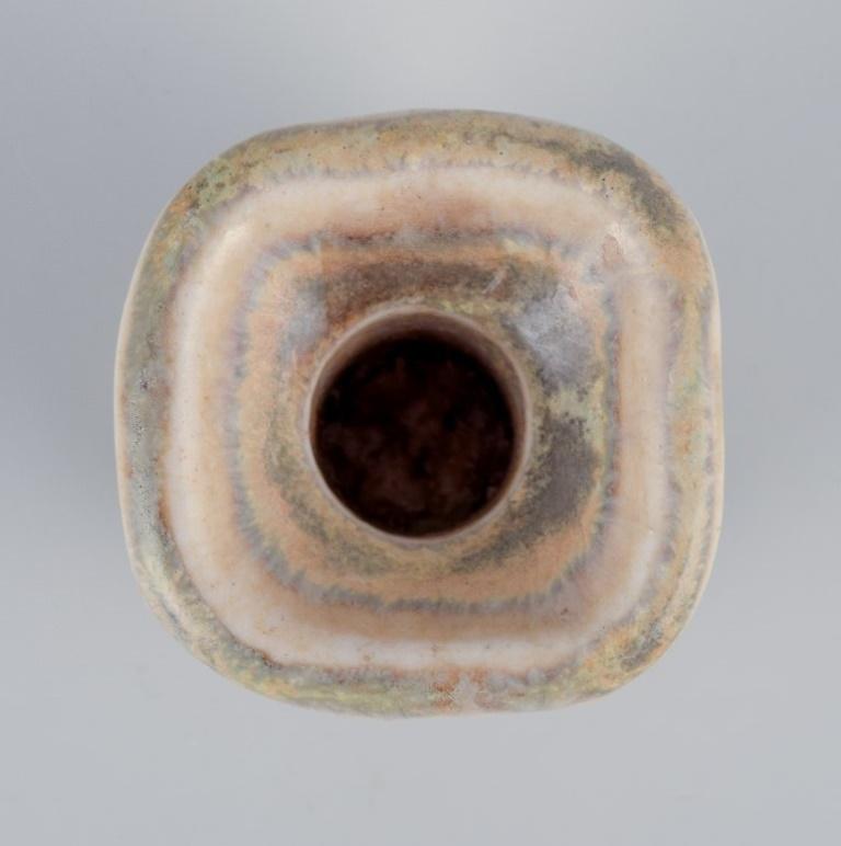 Ceramica Edith Sonne per Saxbo, Danimarca. Piccolo candeliere in ceramica. Metà del XX secolo. in vendita
