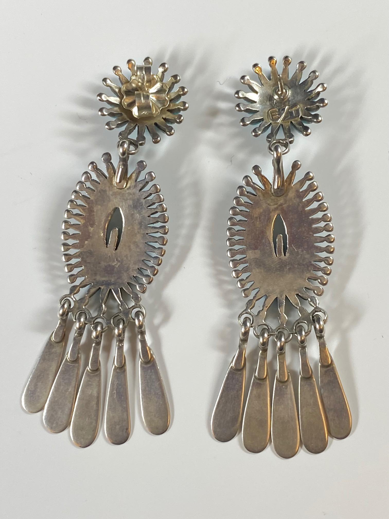Ein Paar Lone Mountain-Türkis und Sterlingsilber-Ohrringe mit Nadelspitze, von Edith Tsabetsaye, Zuni Pueblo. 
Gestempelt ET. 

Edith Tsabetsaye (geb. 1940 - ) aus dem Zuni Pueblo in New Mexico ist eine mehrfach preisgekrönte Juwelierin, die für die