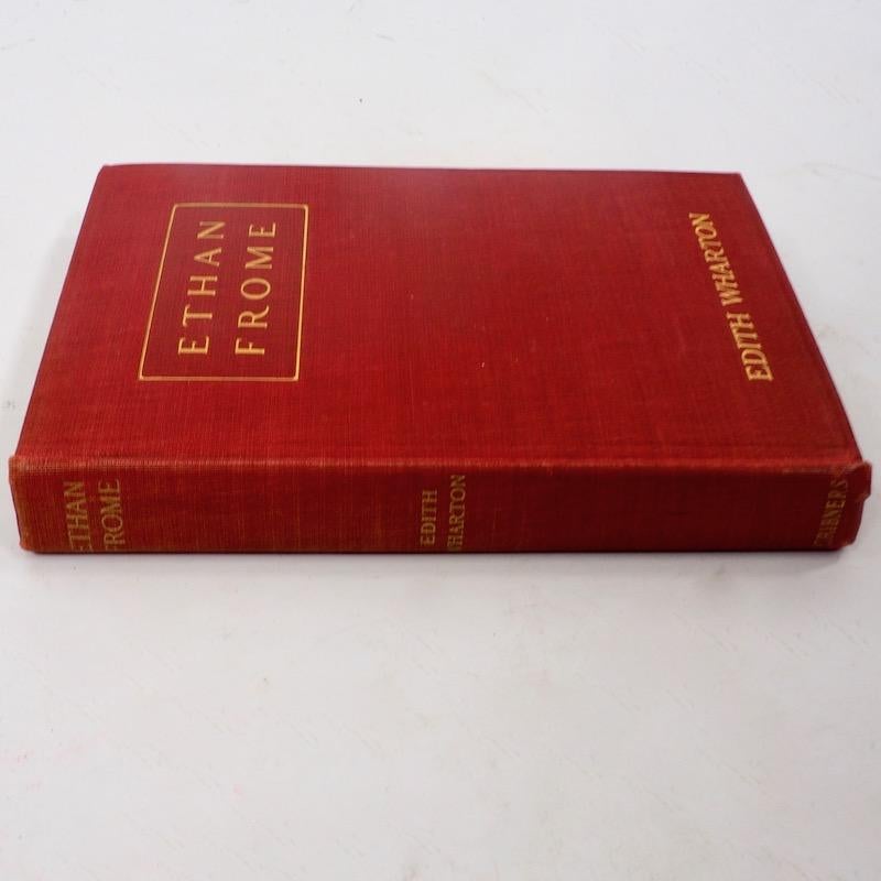 Edith Wharton. Ethan Frome. Publié par Charles Scribner & Sons, New York 1911. Première édition.

C'est le roman qui a scellé le succès de Wharton en tant que romancière. 

Toile originale rouge octavo avec titres et bord supérieur dorés. Avec