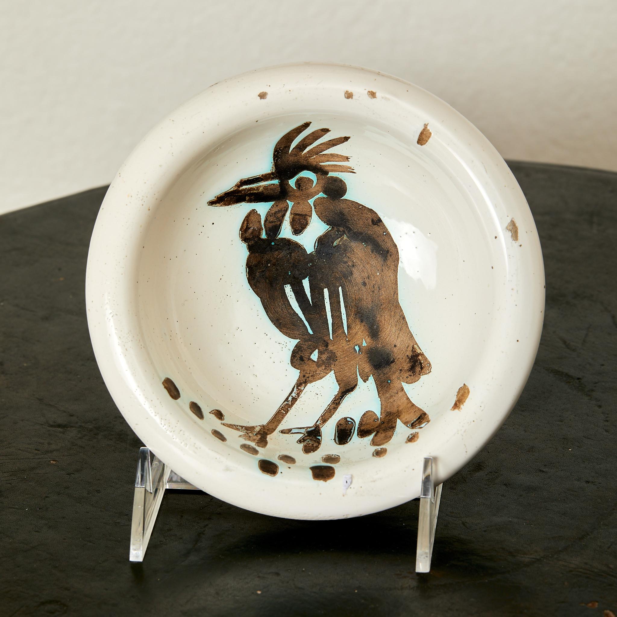 Pablo Picasso (1881-1973, spagnolo)
Oiseau à la huppe
1952
Cendrier rond tourné
D. 14,5 cm
R.A terre de faience blanche, décor à la paraffine oxydée, émail blanc,
Noir,
Tirato a 500 esemplari numerati.
Edizione Picasso, Madoura.
Répertorié dans le