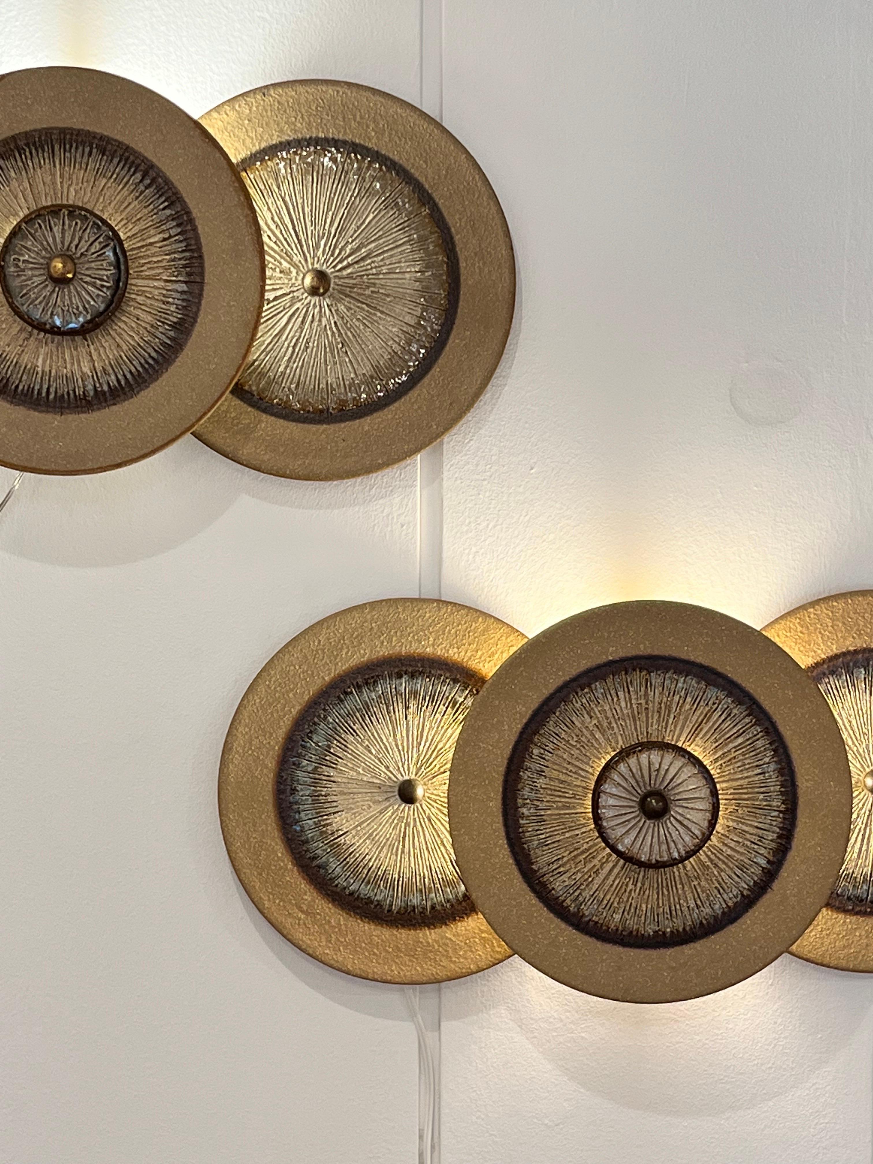Edition Soholm - Hand-Painted Ceramic Wall Sconce with 3 Discs, Denmark 1970 In Good Condition In Saint-Ouen, FR