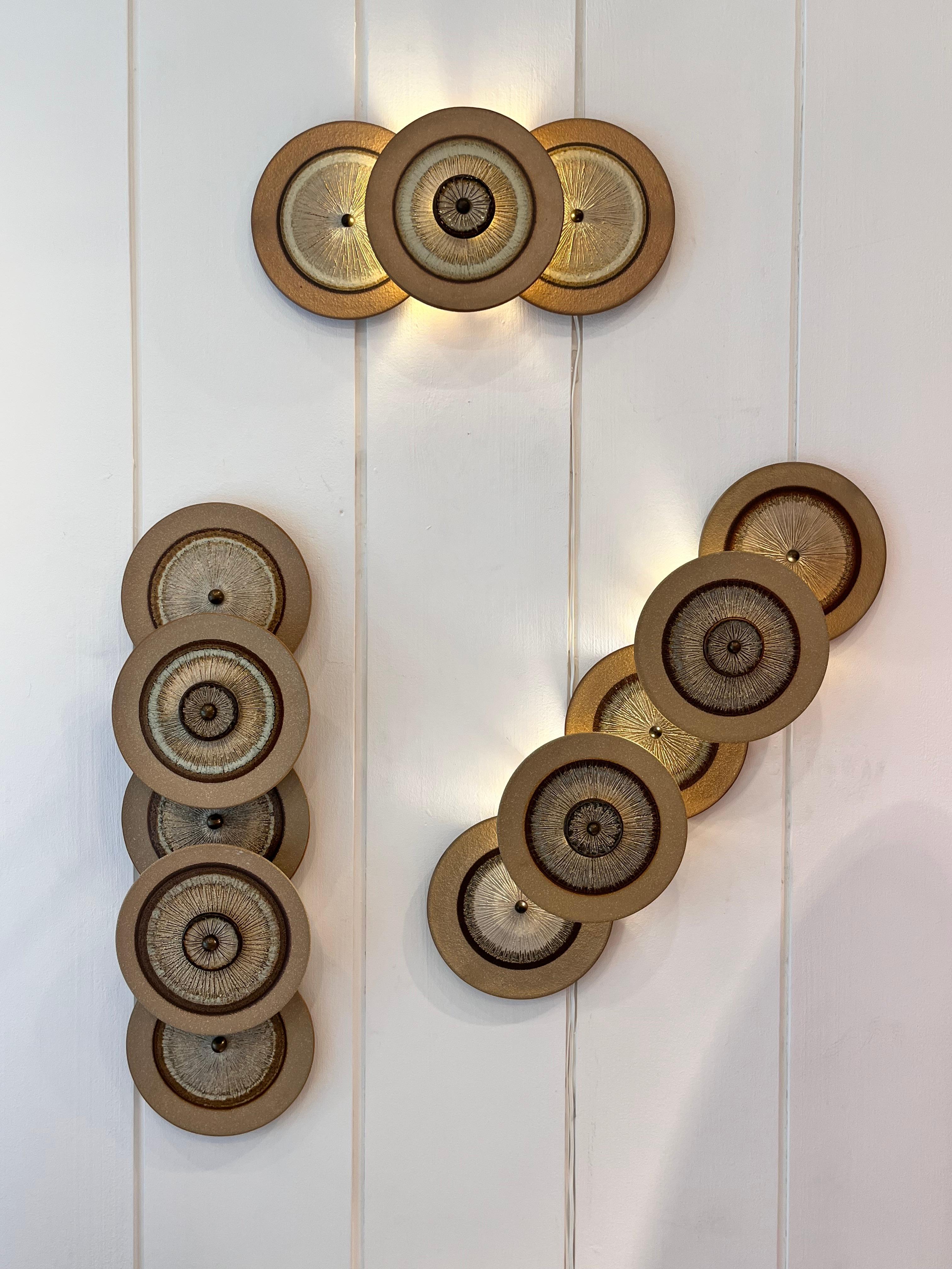 Edition Soholm
Applique en céramique peinte avec 3 disques
Danemark 1970
L 85 cm, L. 24 cm, P. 8 cm 