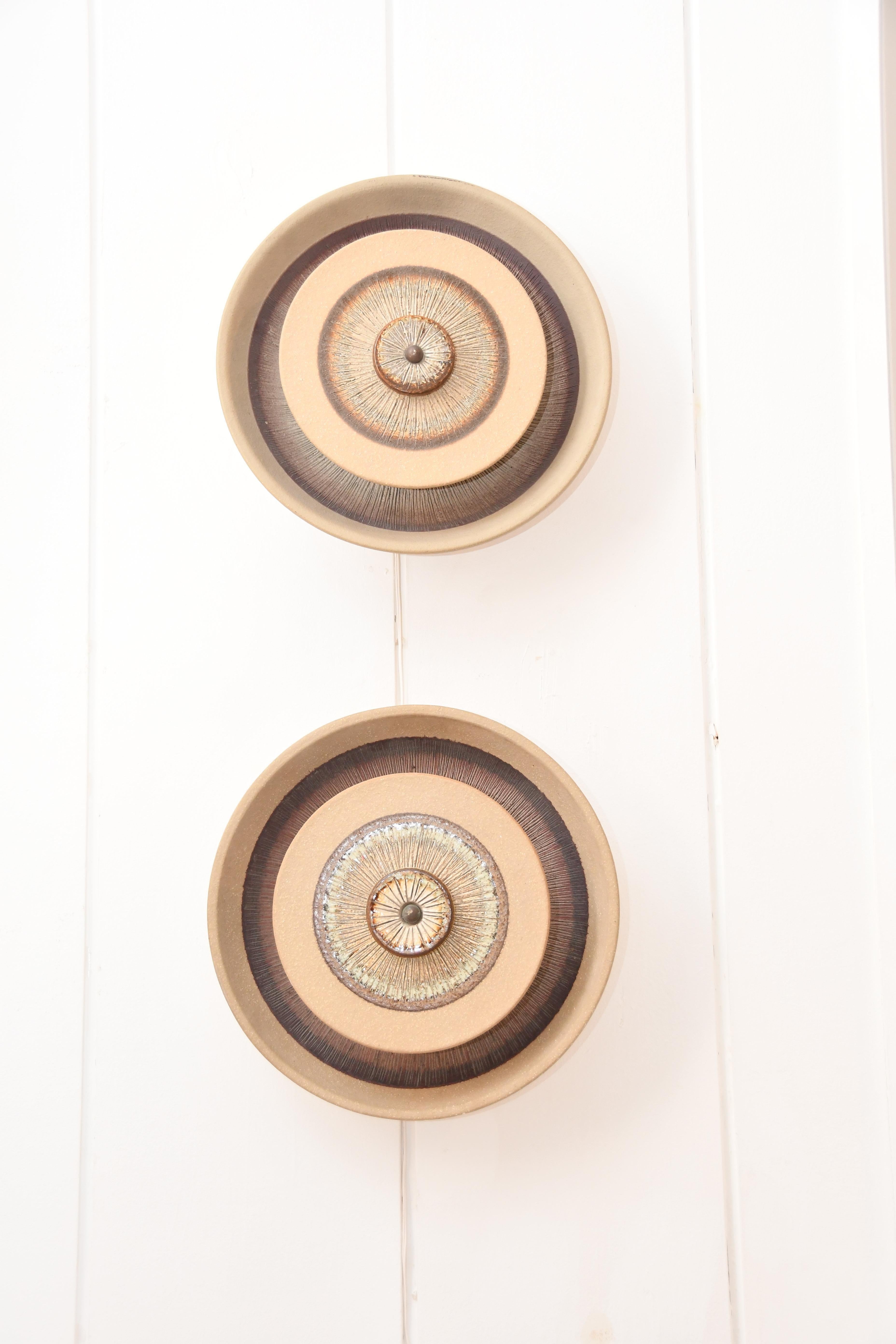 Edition Soholm
Paire d'appliques en céramique peintes à la main
Danemark 1970
D 36 cm, H. 12 cm