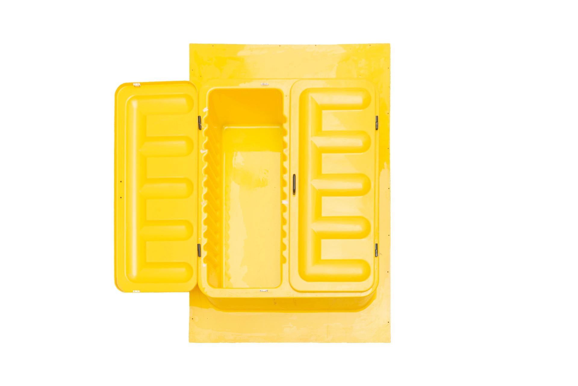 Edition Somop, important wardrobe in yellow molded plastic,
France, circa 1970.

Measures: Height 214 cm, width 165 cm, depth 40 cm.