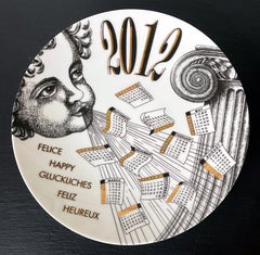 Plato de porcelana italiana Fornasetti Calendario, 2012