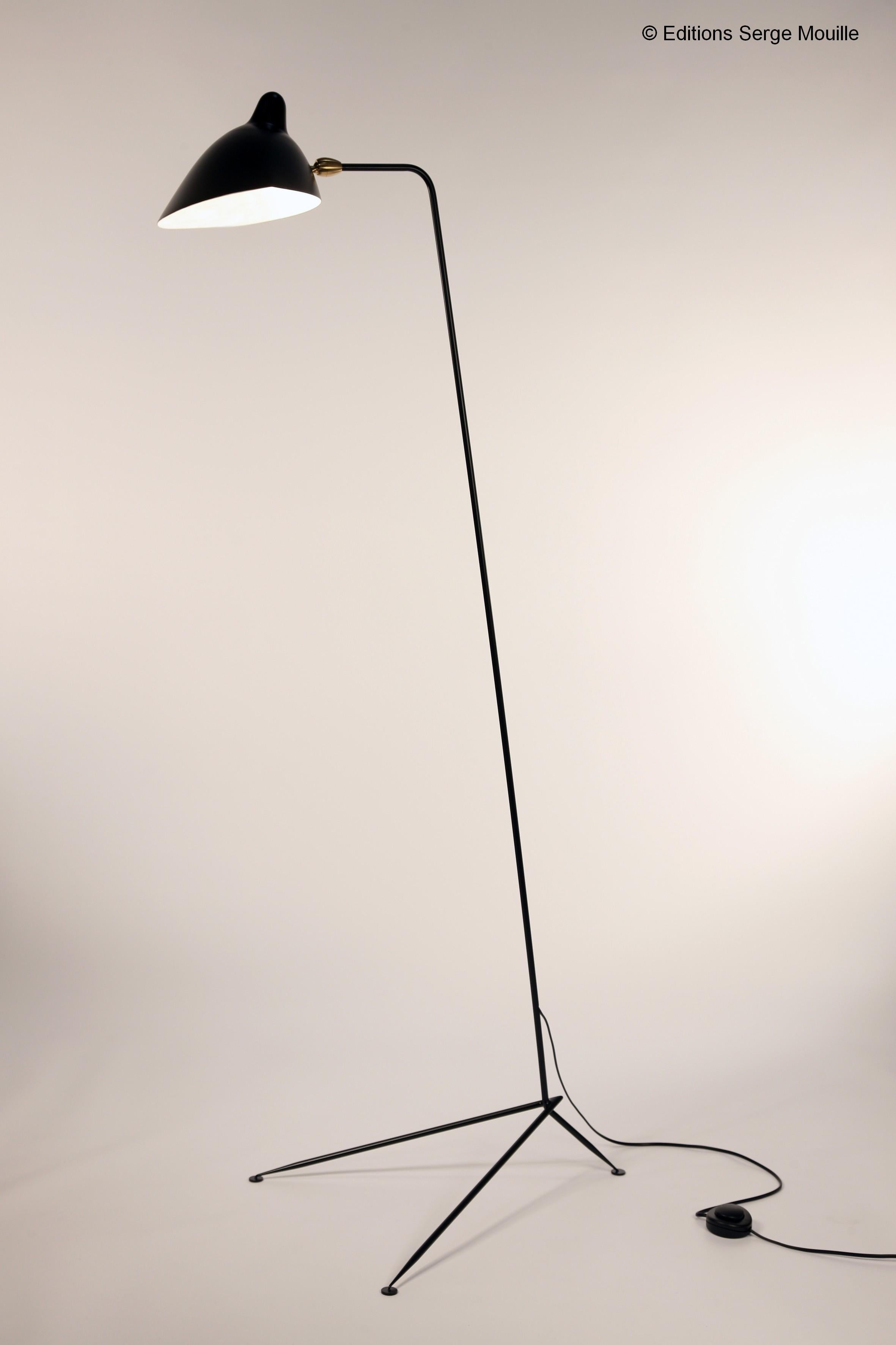 Editions Serge Mouille 'Lampadaire Droit' floor lamp in black. Originally designed in 1953, this iconic lamp is still made by Editions Serge Mouille in France using many of the same small-scale manufacturing techniques and scrupulous attention to