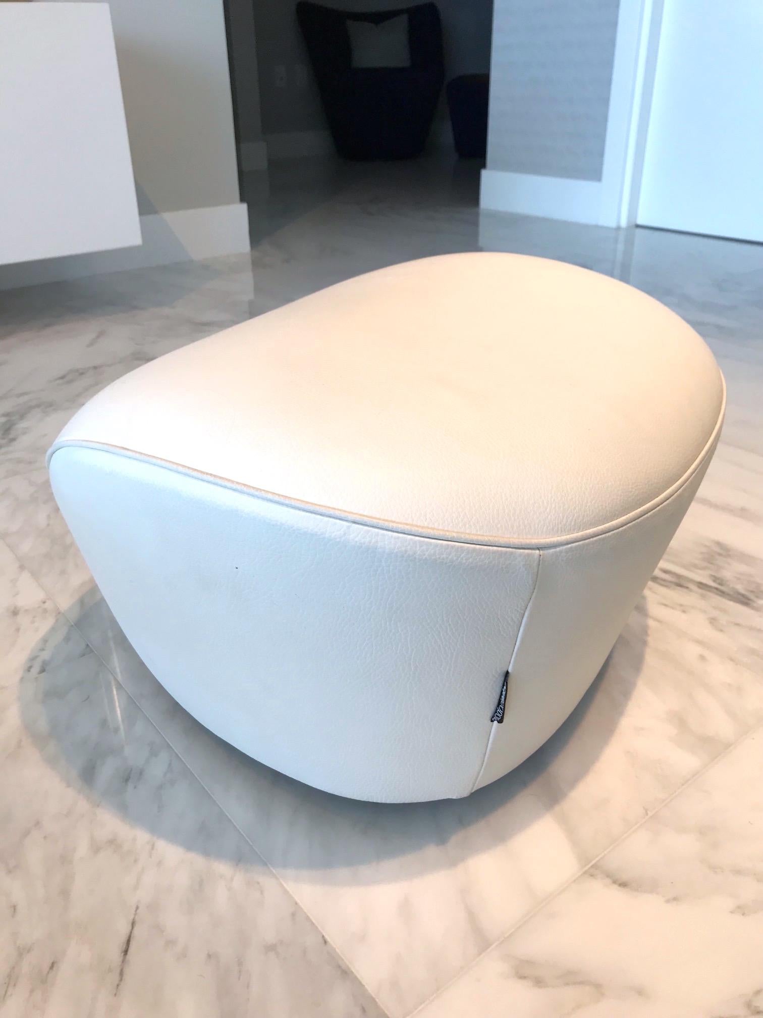 Français Pouf en cuir blanc moderniste Edito de Roche Bobois