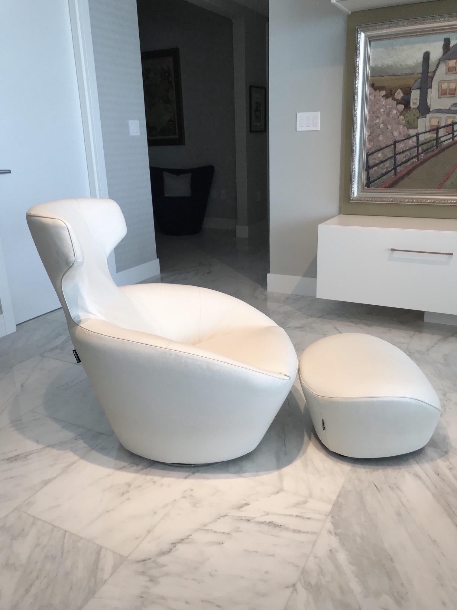 Ultra luxury lounge chair in custom ordered white leather, with matching ottoman. From the Edito series designed by Sacha Lakic for Roche Bobois. Chair has Mid-Century Modern inspired form reminiscent of Space Age designs. Features pivoting swivel