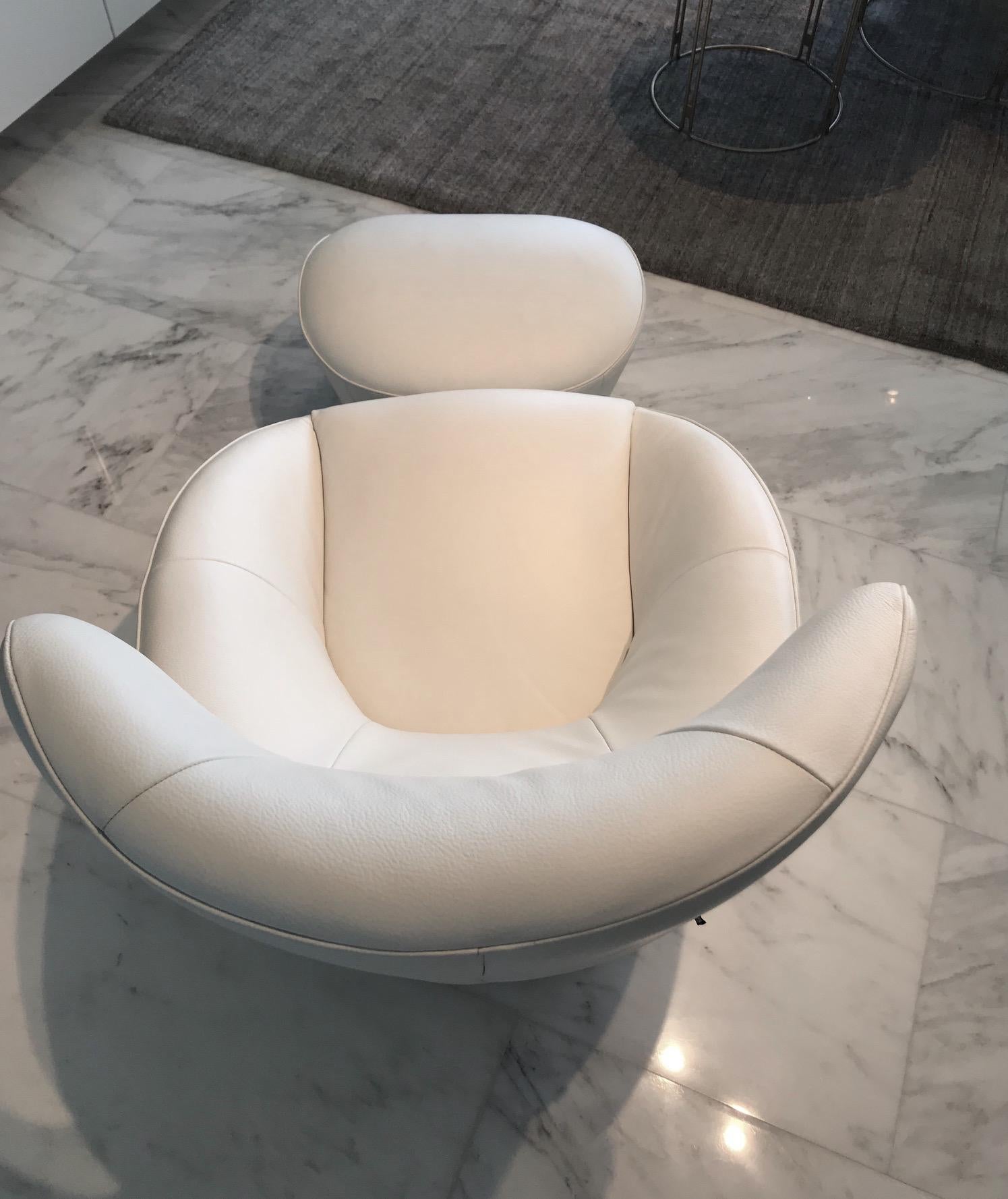 Edito Swivel Lounge Chair in White Leather by Roche Bobois In Excellent Condition In Fort Lauderdale, FL