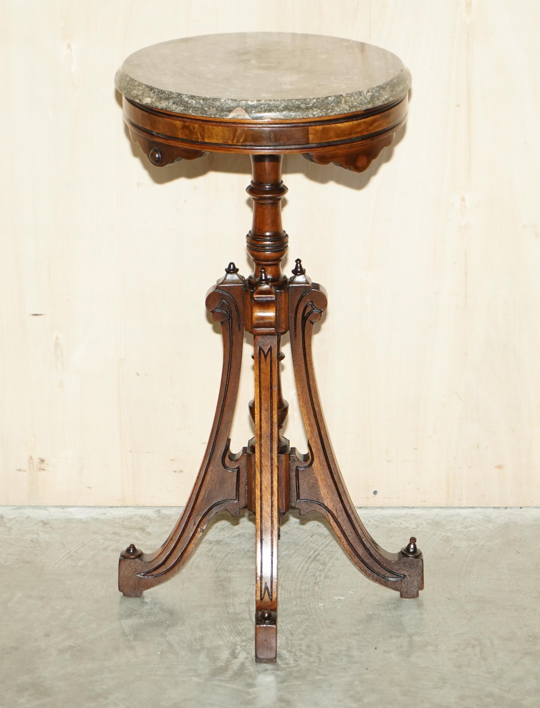 Nous sommes ravis d'offrir à la vente cette charmante table d'appoint datant de 1860 avec un plateau en marbre fossile très rare.

Il s'agit de la pièce choisie par la rédaction, la seule que j'aie jamais vue de ce type, et elle mérite à ce titre