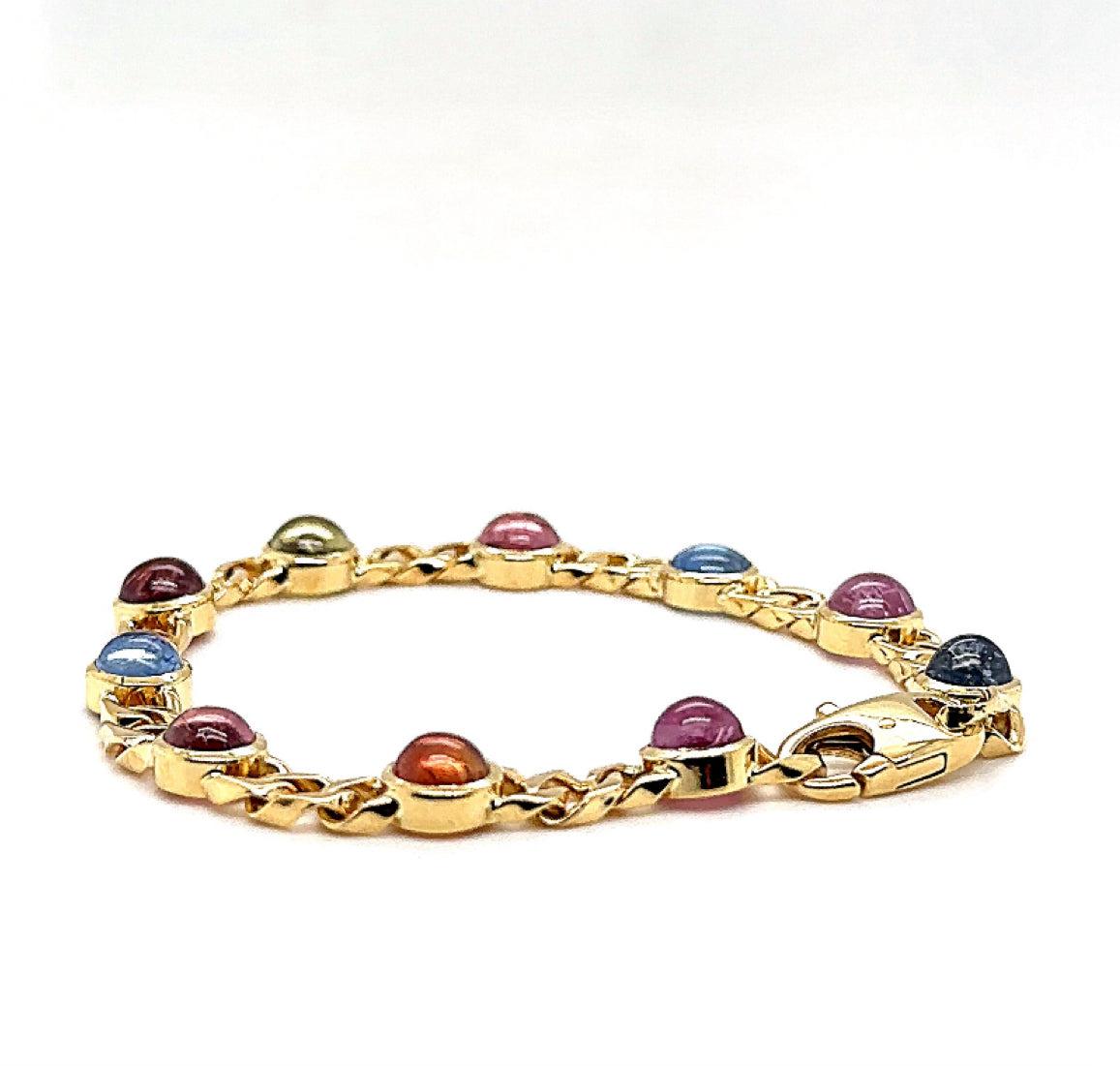 Unser exquisites Armband vereint den atemberaubenden Glanz von 18 Karat (750/-.) Gelbgold mit der faszinierenden Schönheit von buntfarbigen Saphiren. Jeder der Saphire wird in einer eleganten Zargenfassung gehalten, wodurch ihre leuchtenden Farben