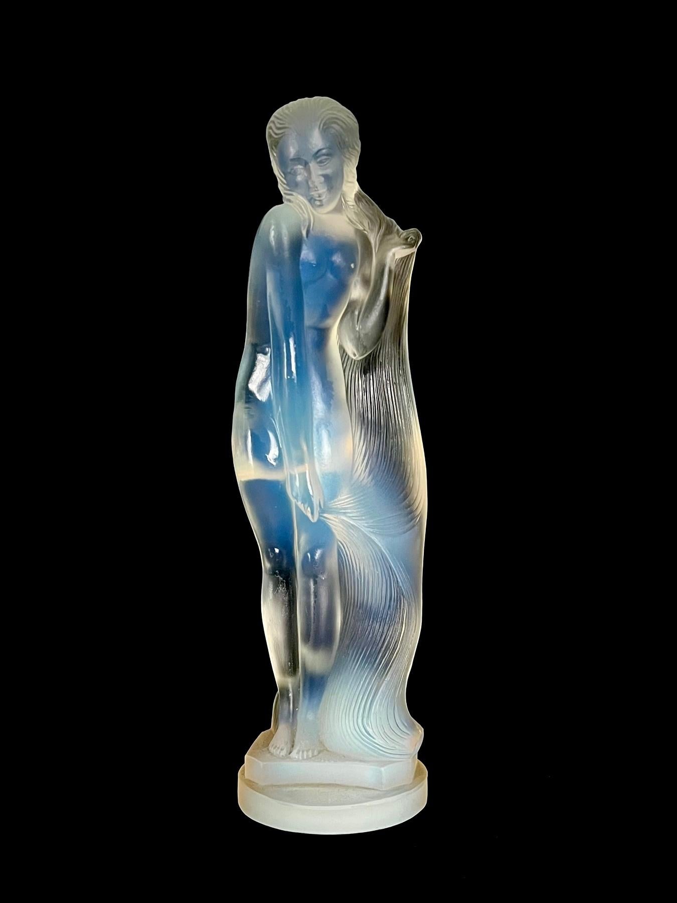 Art déco Statuette en verre opalescent Nu aux Cheveux Longs d'Edmond Etling et Cie en vente