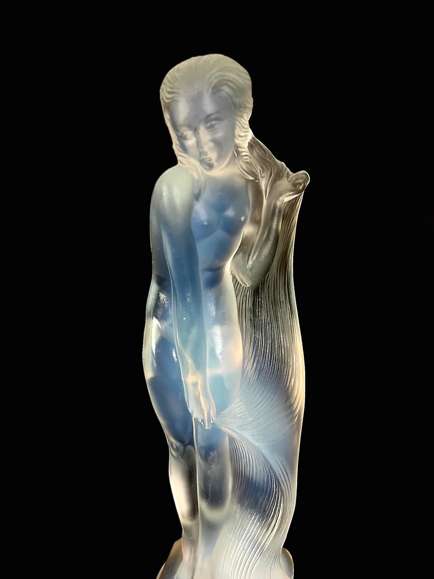 Français Statuette en verre opalescent Nu aux Cheveux Longs d'Edmond Etling et Cie en vente