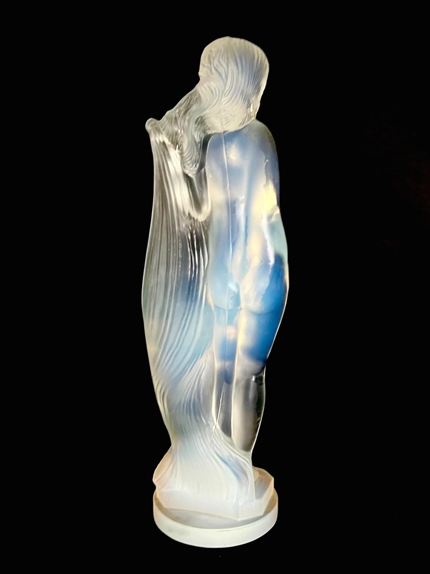 Milieu du XXe siècle Statuette en verre opalescent Nu aux Cheveux Longs d'Edmond Etling et Cie en vente