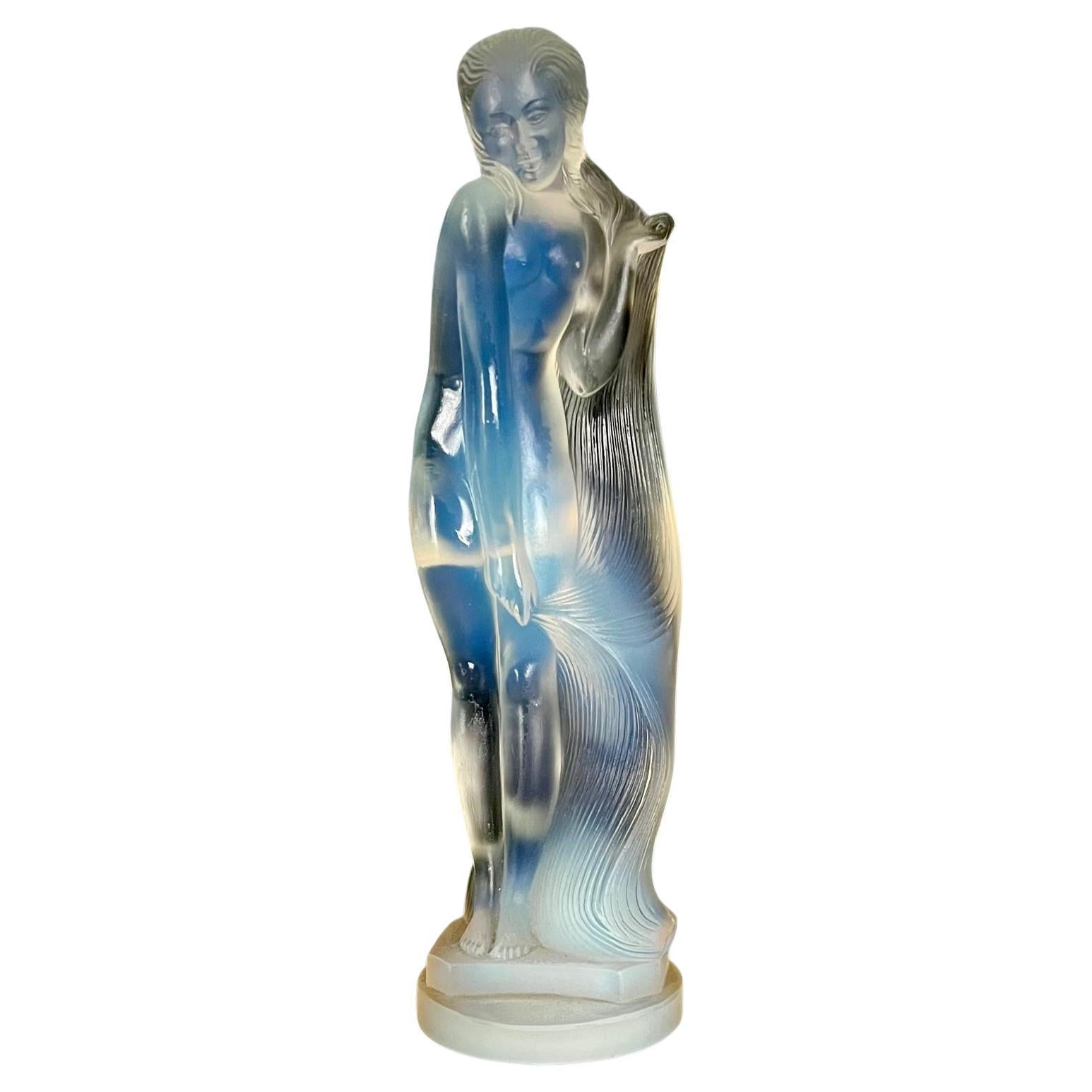 Statuette en verre opalescent Nu aux Cheveux Longs d'Edmond Etling et Cie en vente