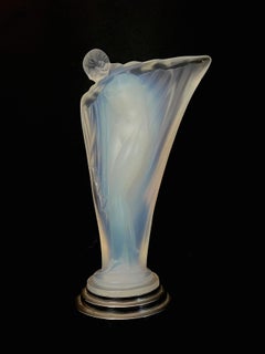 Edmond Etling et Cie - « Nue au Bras Tendu ». Statuette Art Déco en verre opalescent