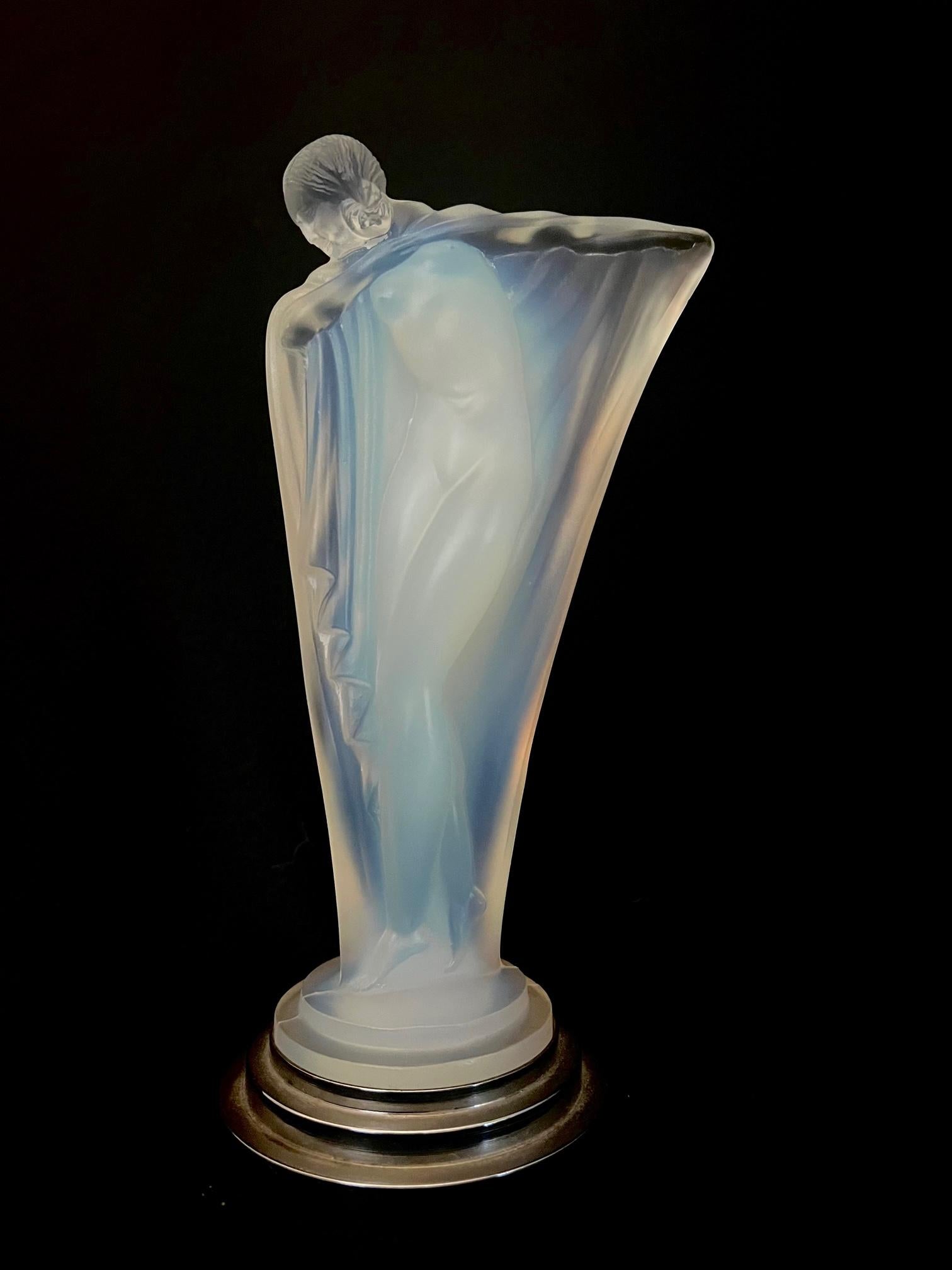 Art Deco Edmond Etling et Cie - 'Nue au Bras Tendu'. Art Déco Opalescent Glass Statuette For Sale