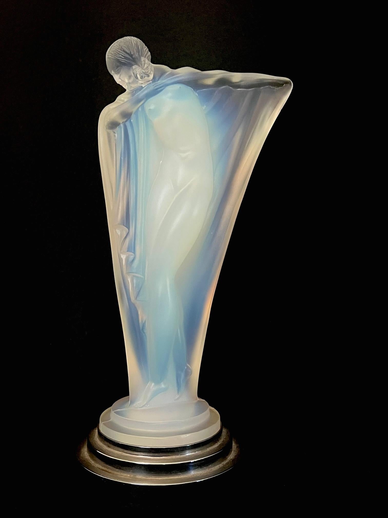 Français Edmond Etling et Cie - « Nue au Bras Tendu ». Statuette Art Déco en verre opalescent en vente