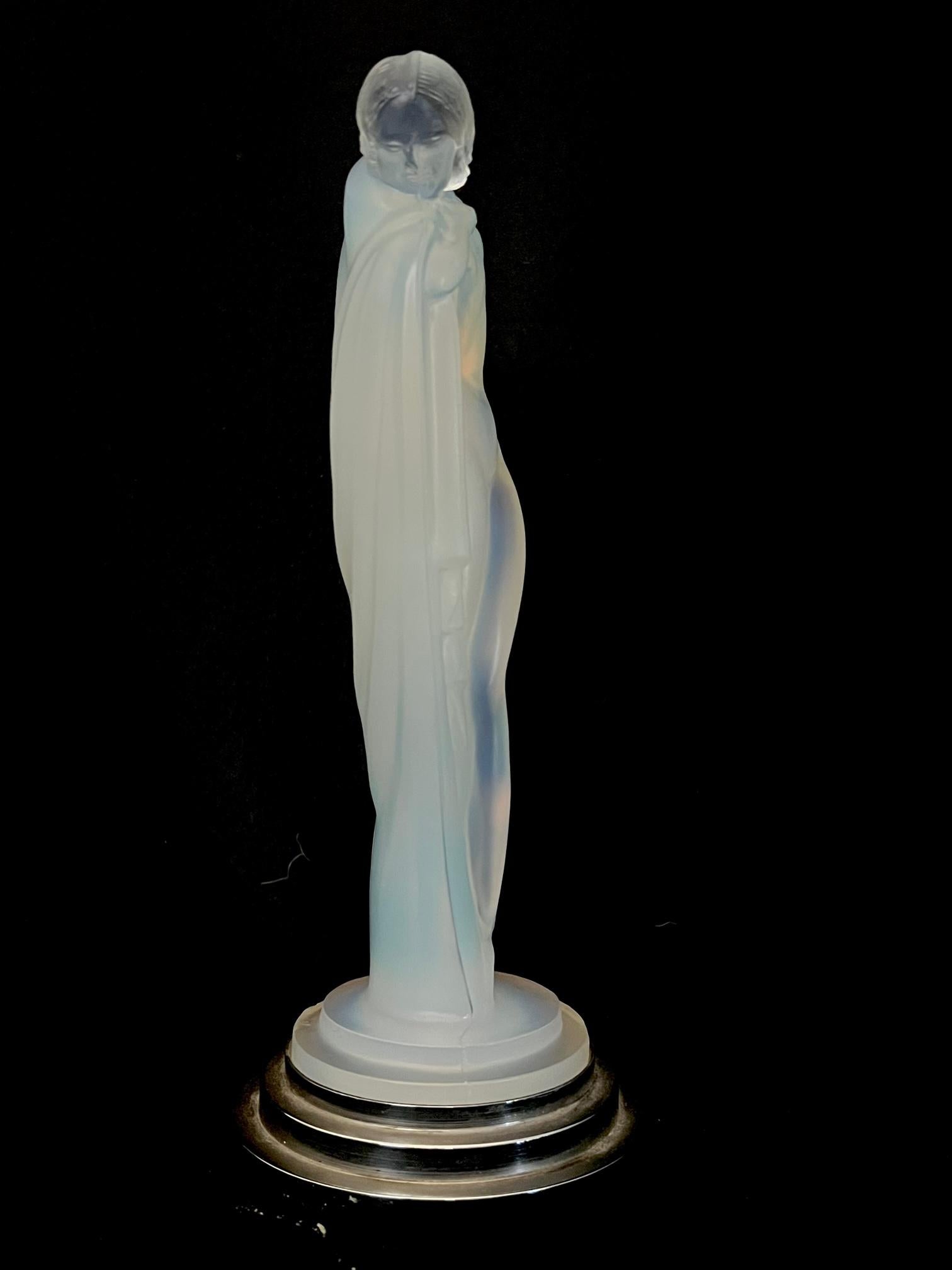 Molded Edmond Etling et Cie - 'Nue au Bras Tendu'. Art Déco Opalescent Glass Statuette For Sale