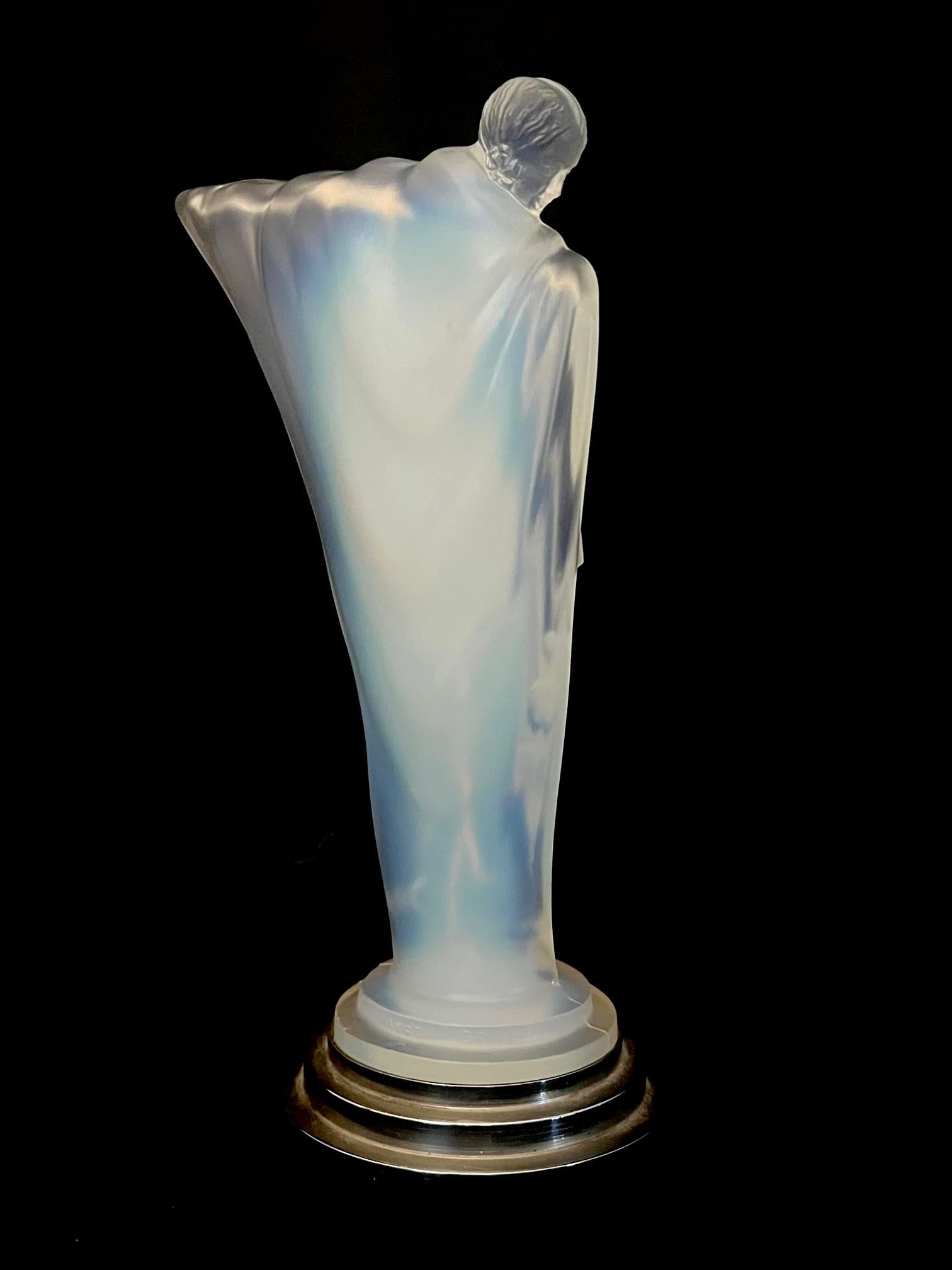 Mid-20th Century Edmond Etling et Cie - 'Nue au Bras Tendu'. Art Déco Opalescent Glass Statuette For Sale