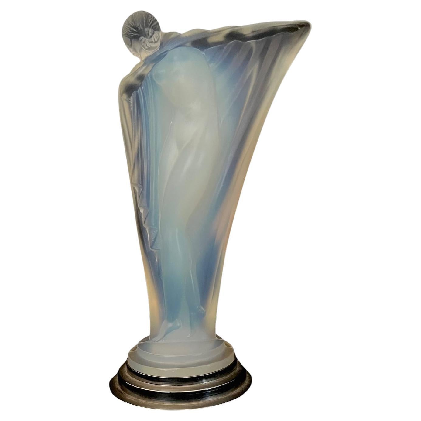 Edmond Etling et Cie - 'Nue au Bras Tendu'. Art Déco Opalescent Glass Statuette For Sale