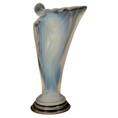 Edmond Etling et Cie - 'Nue au Bras Tendu'. Art Déco Opalescent Glass Statuette