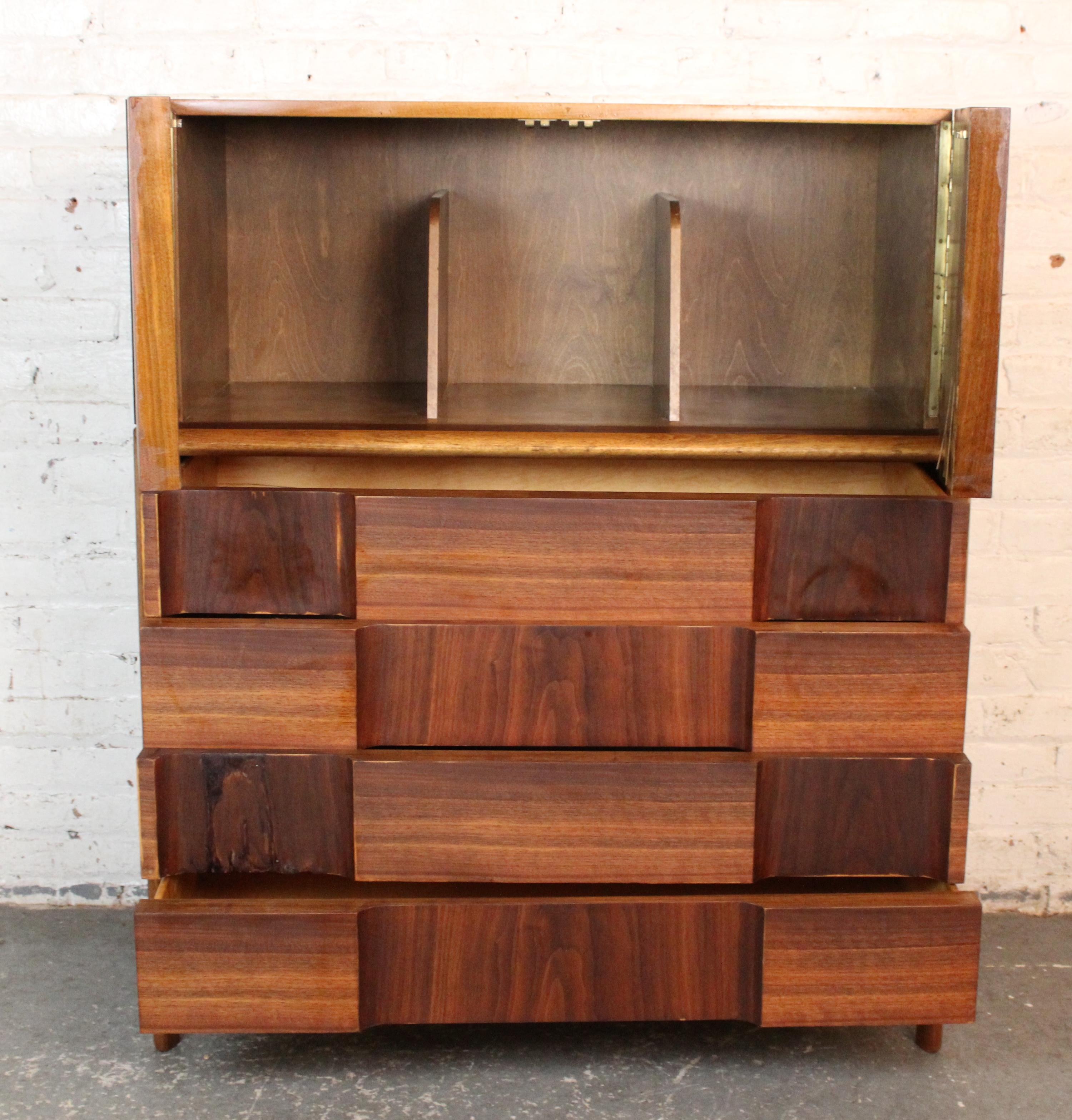 Cette commode pour homme du milieu du siècle a été conçue par le fabricant de meubles américain Edmond Spence et présente ses célèbres tiroirs à motif de damier. Le grain du noyer est complet, avec un coffre de rangement à deux portes dans la partie