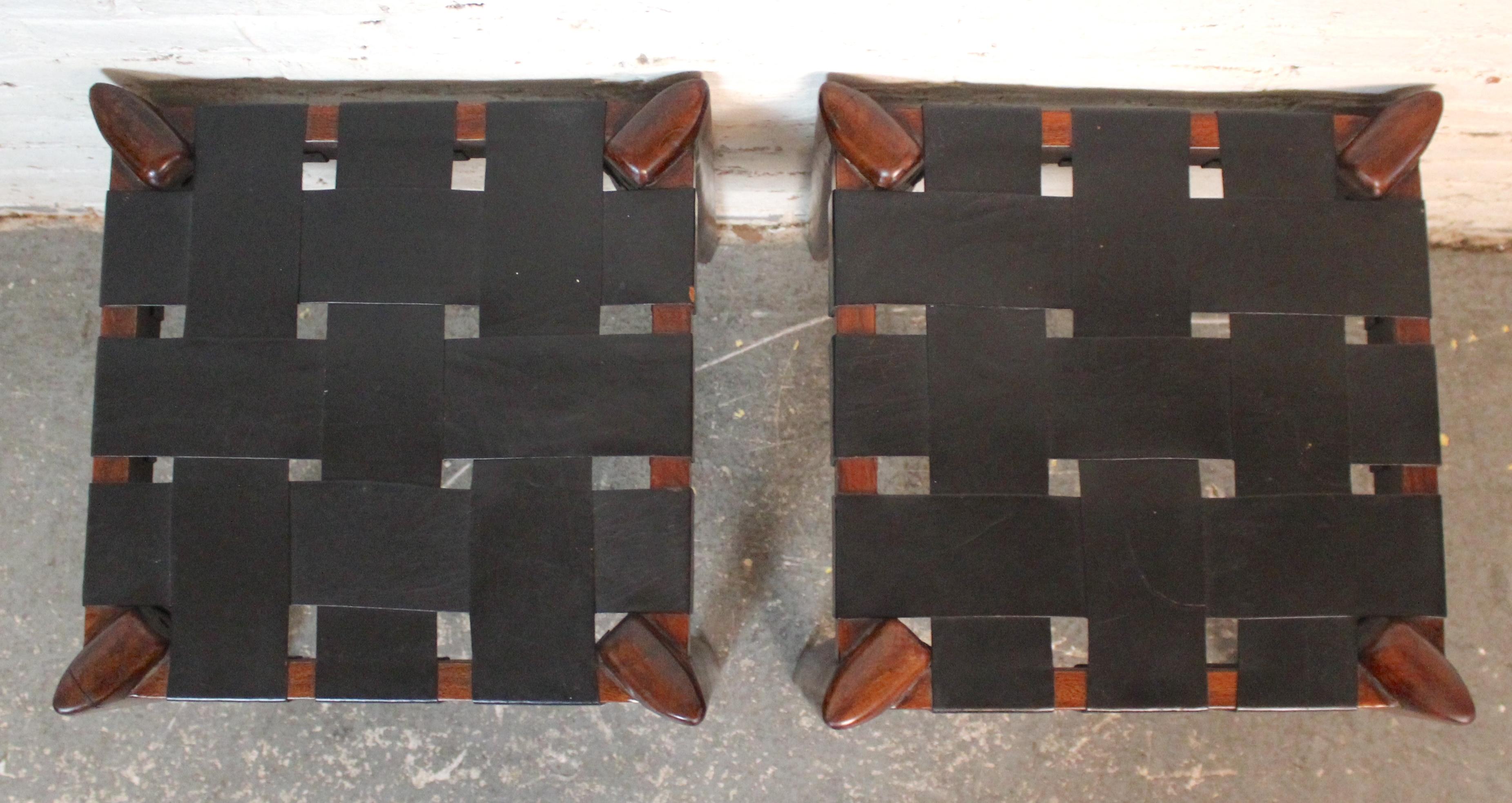 Mid-Century Modern Edmond J. Spence Design/One Tabourets en cuir à lanières en vente