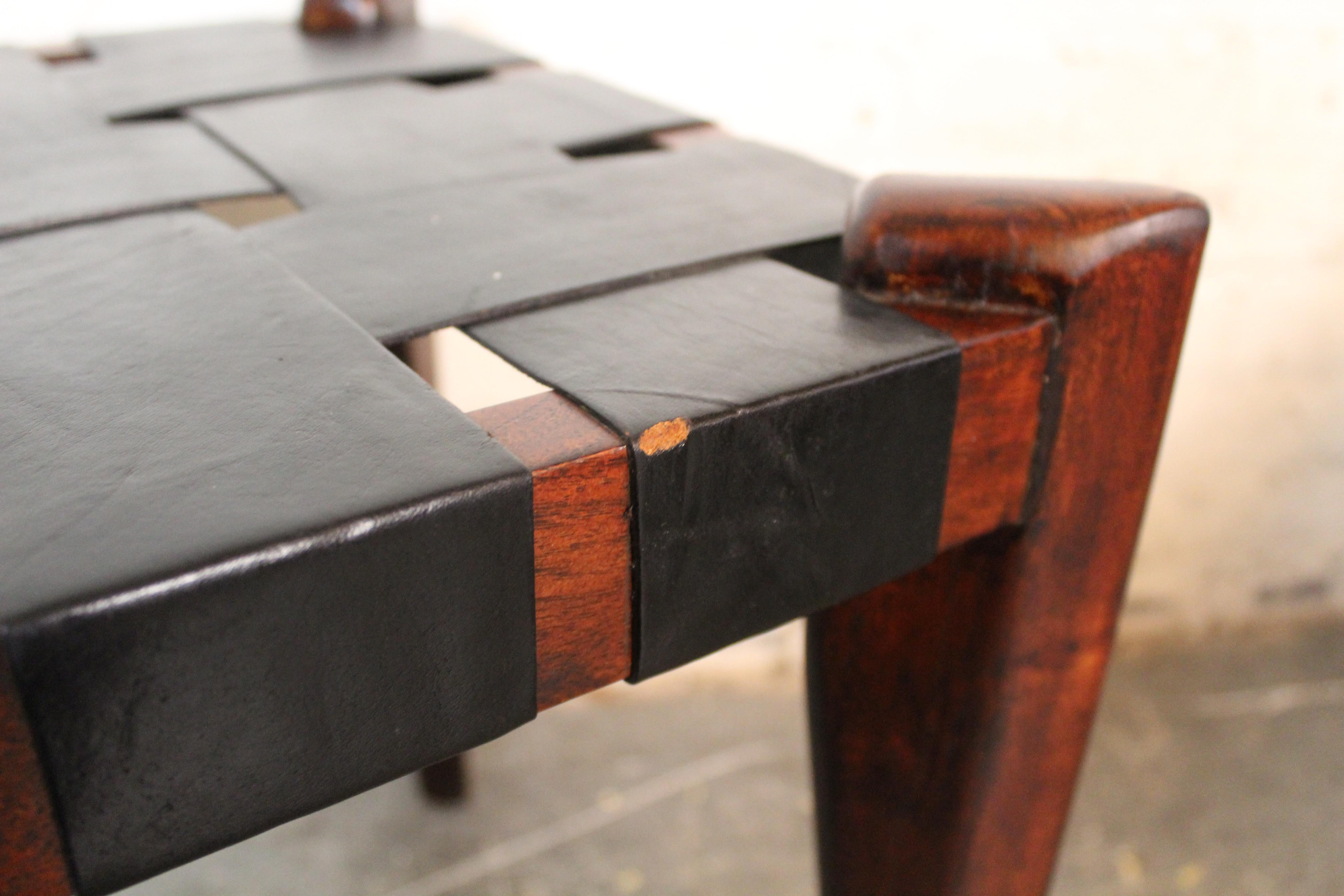 Tissage Edmond J. Spence Design/One Tabourets en cuir à lanières en vente