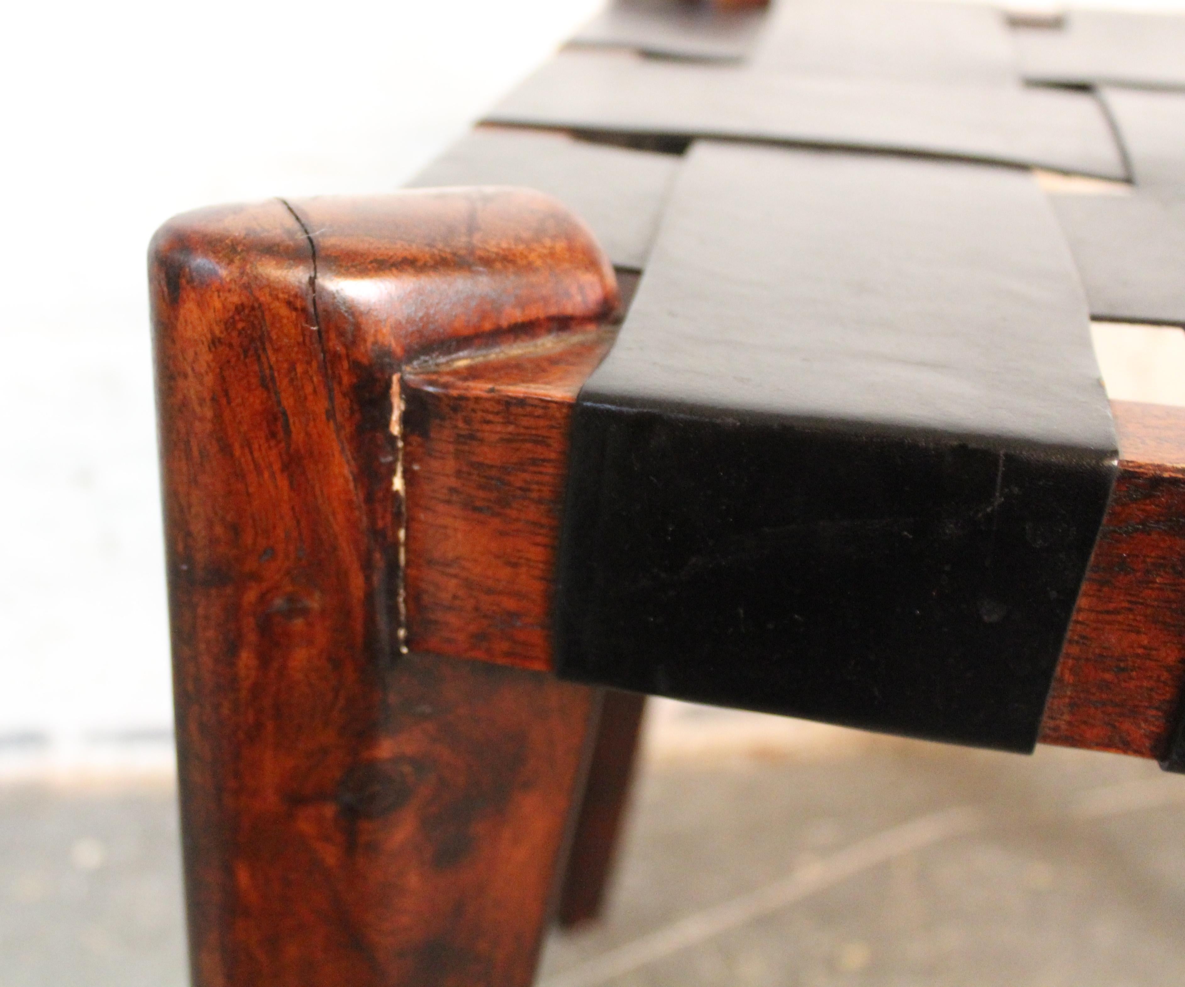 20ième siècle Edmond J. Spence Design/One Tabourets en cuir à lanières en vente