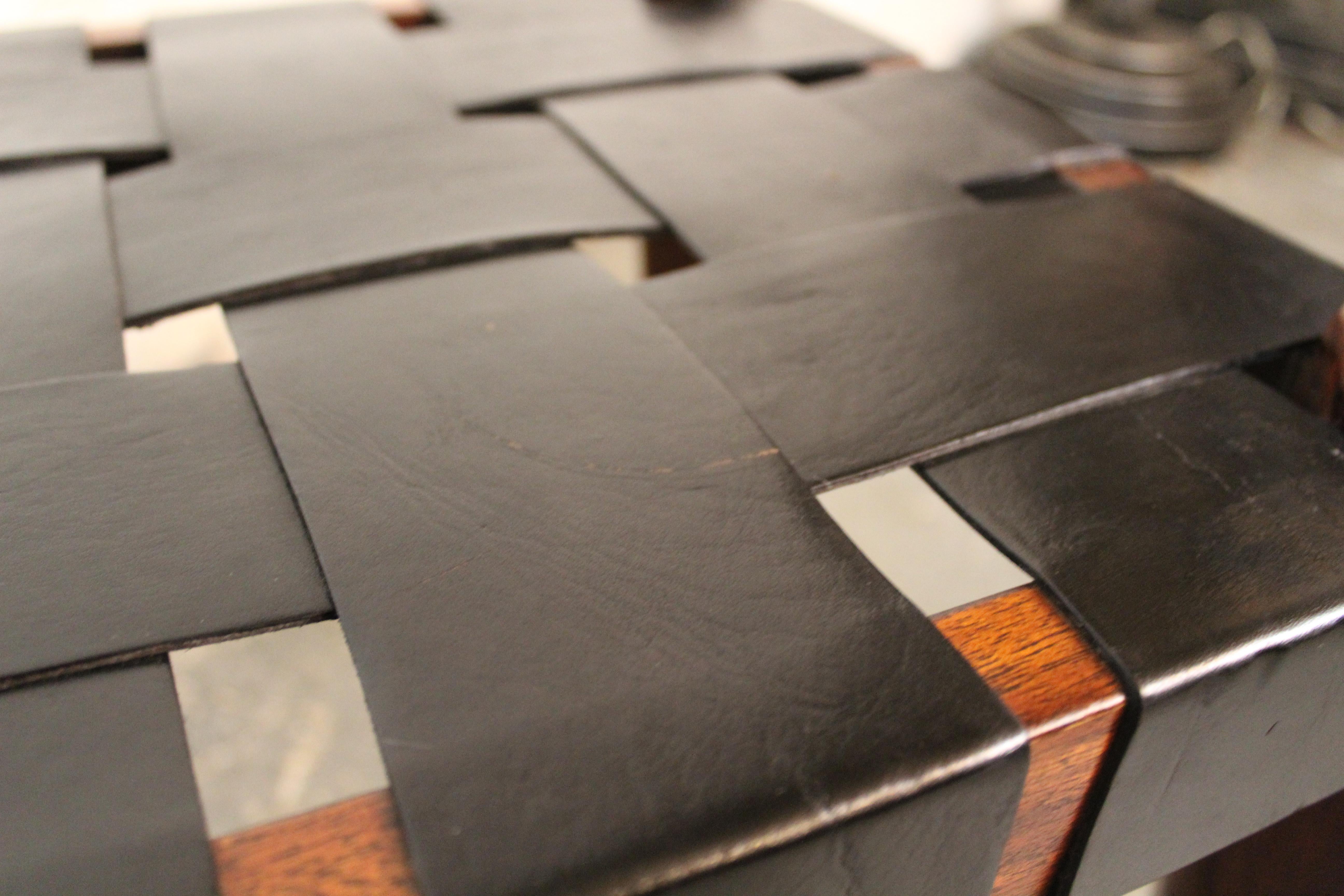 Edmond J. Spence Design/One Tabourets en cuir à lanières en vente 1