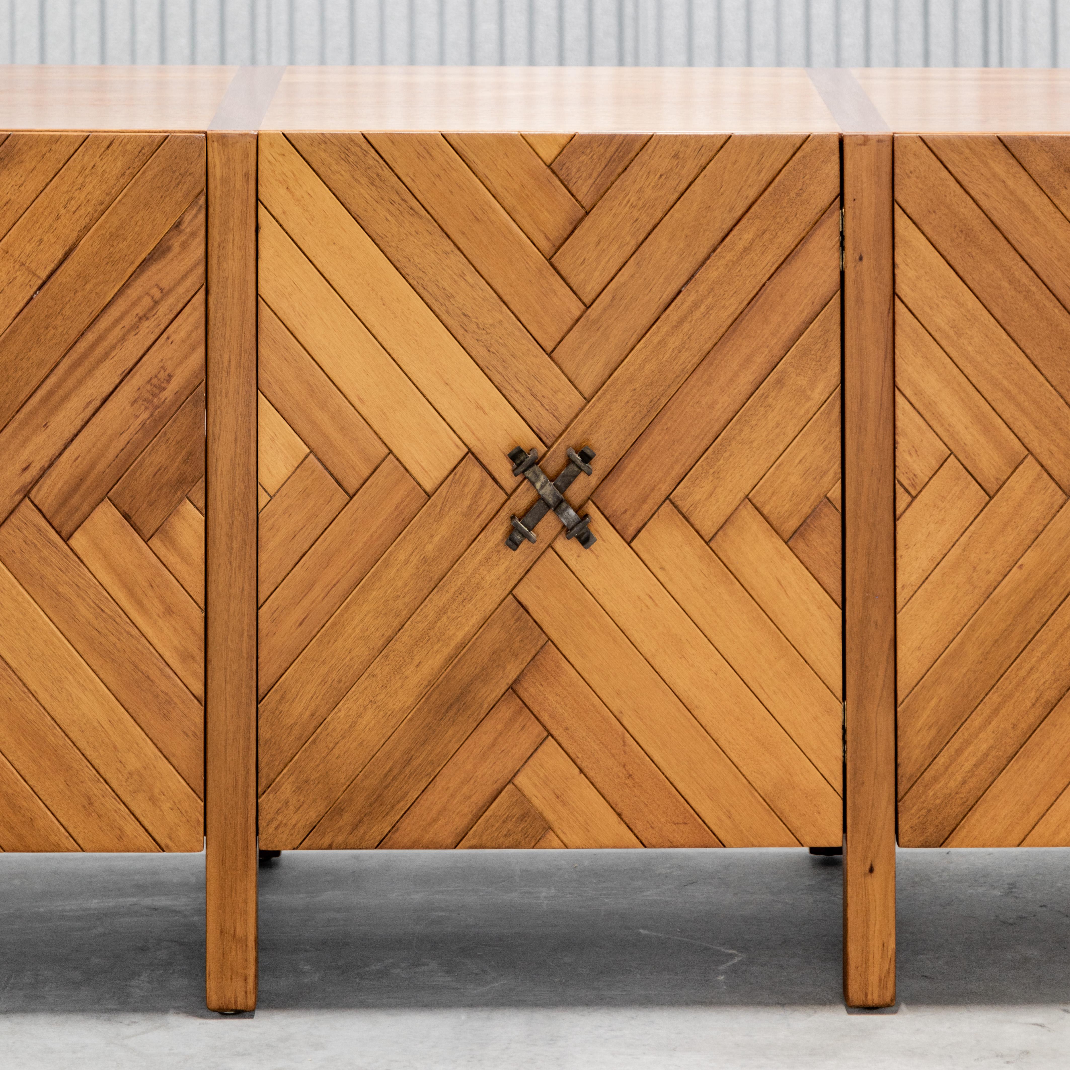 Credenza a tre ante in legno di olmo con dettagli frontali intarsiati.