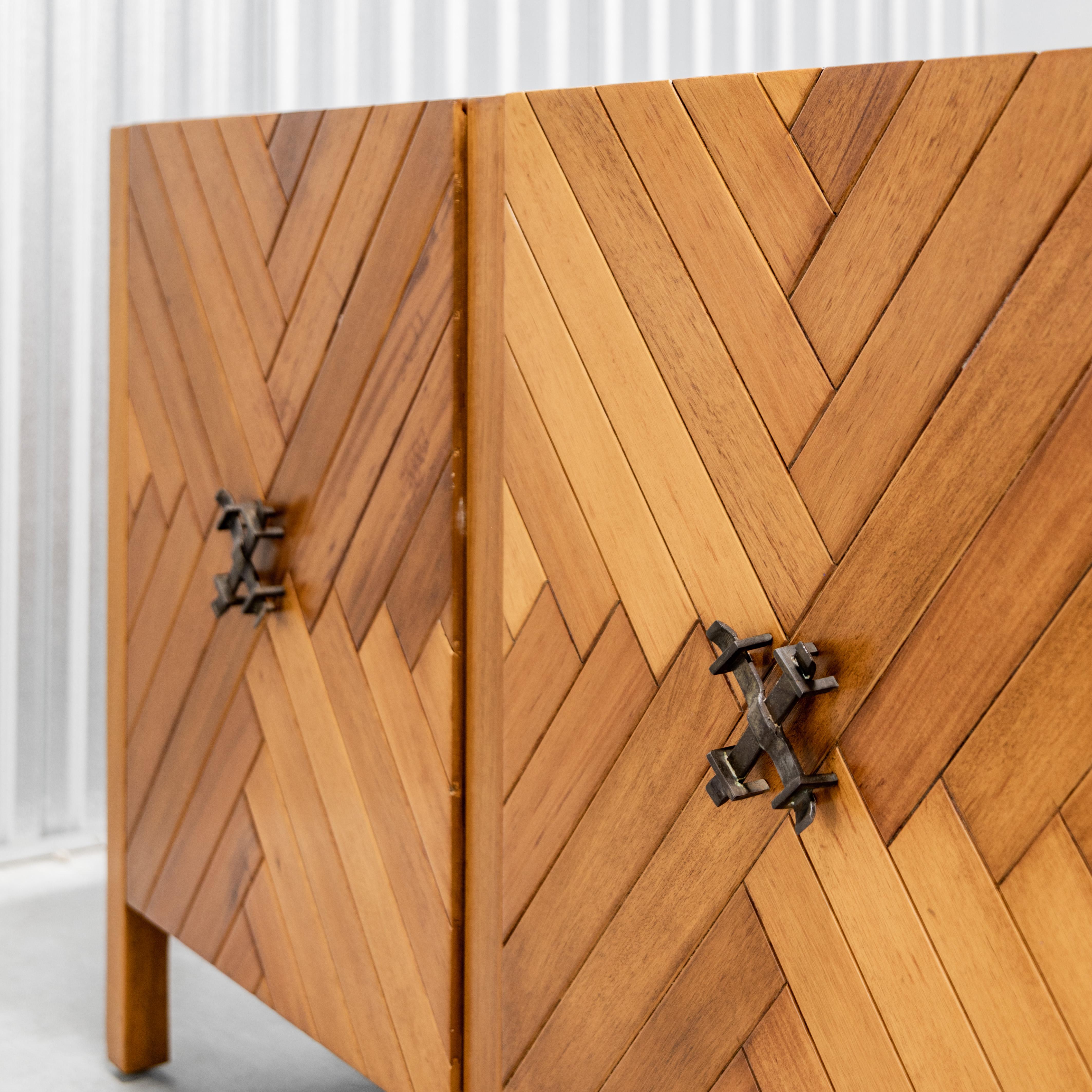 Metà XX secolo Edmond J. Spence  Credenza intarsiata