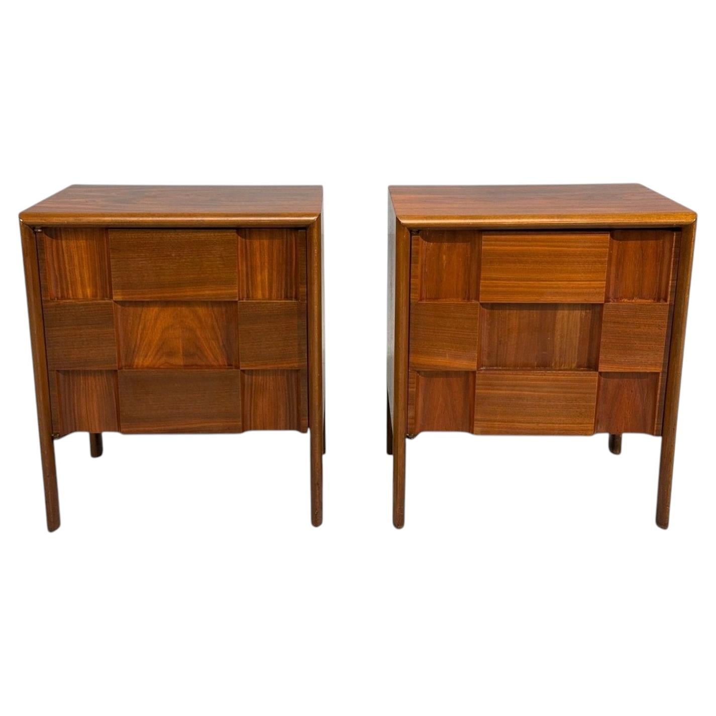 Edmond J. Spence, tables de nuit sculpturales, noyer, Suède, années 1950 en vente