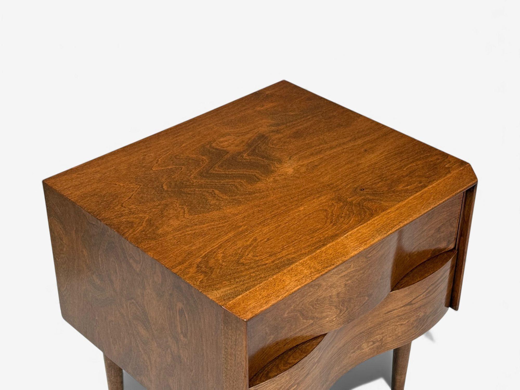 Edmond J Spence, Swedish Modern, Maple, Rare Wave Nightstands, 1950s en venta 4