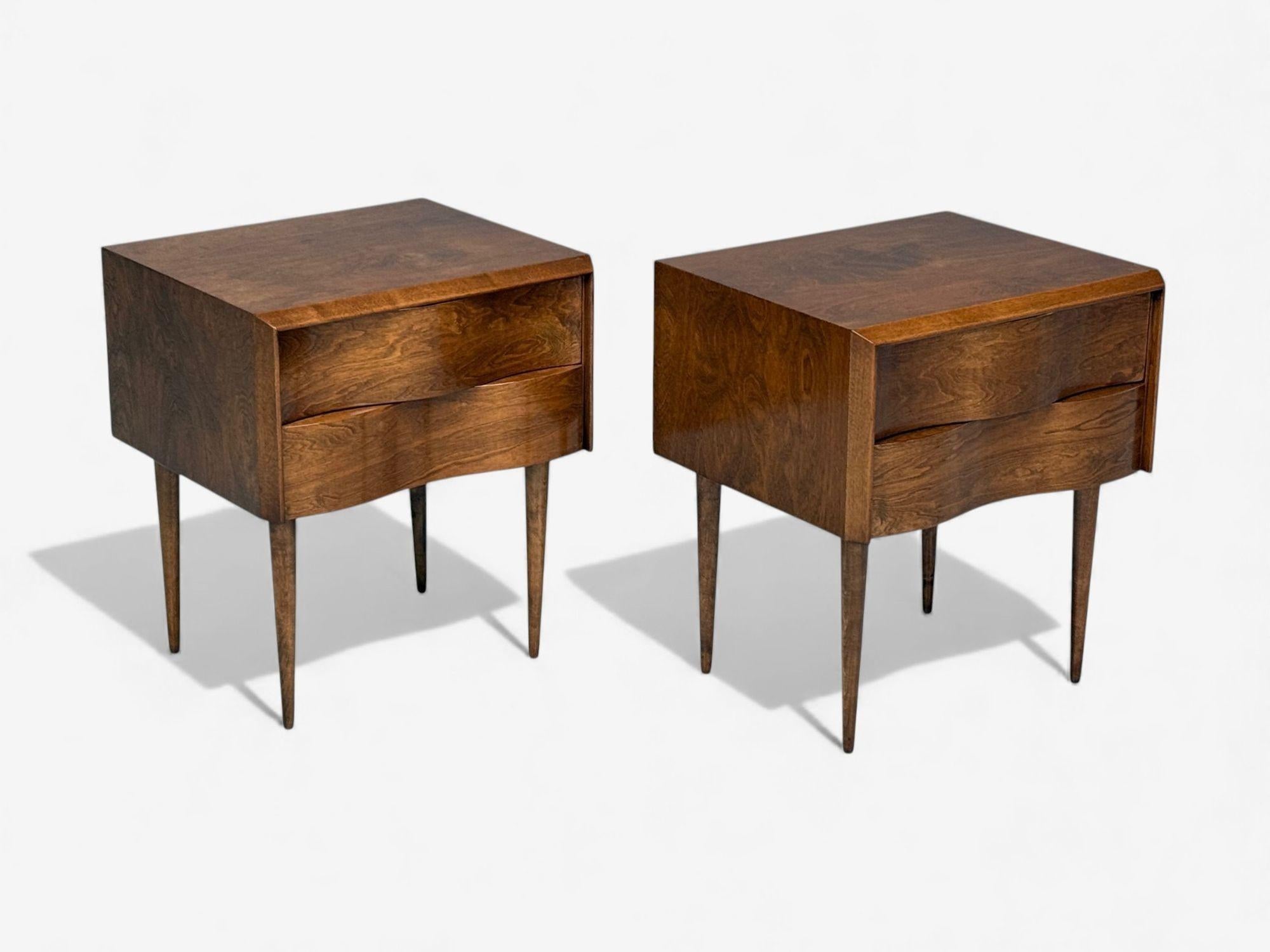 Edmond J Spence, Swedish Modern, Maple, Rare Wave Nightstands, 1950s Moderno de mediados de siglo en venta