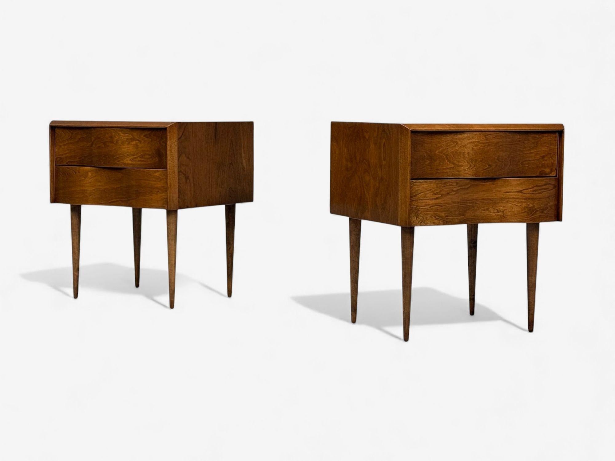 Edmond J Spence, Swedish Modern, Maple, Rare Wave Nightstands, 1950s mediados del siglo XX en venta