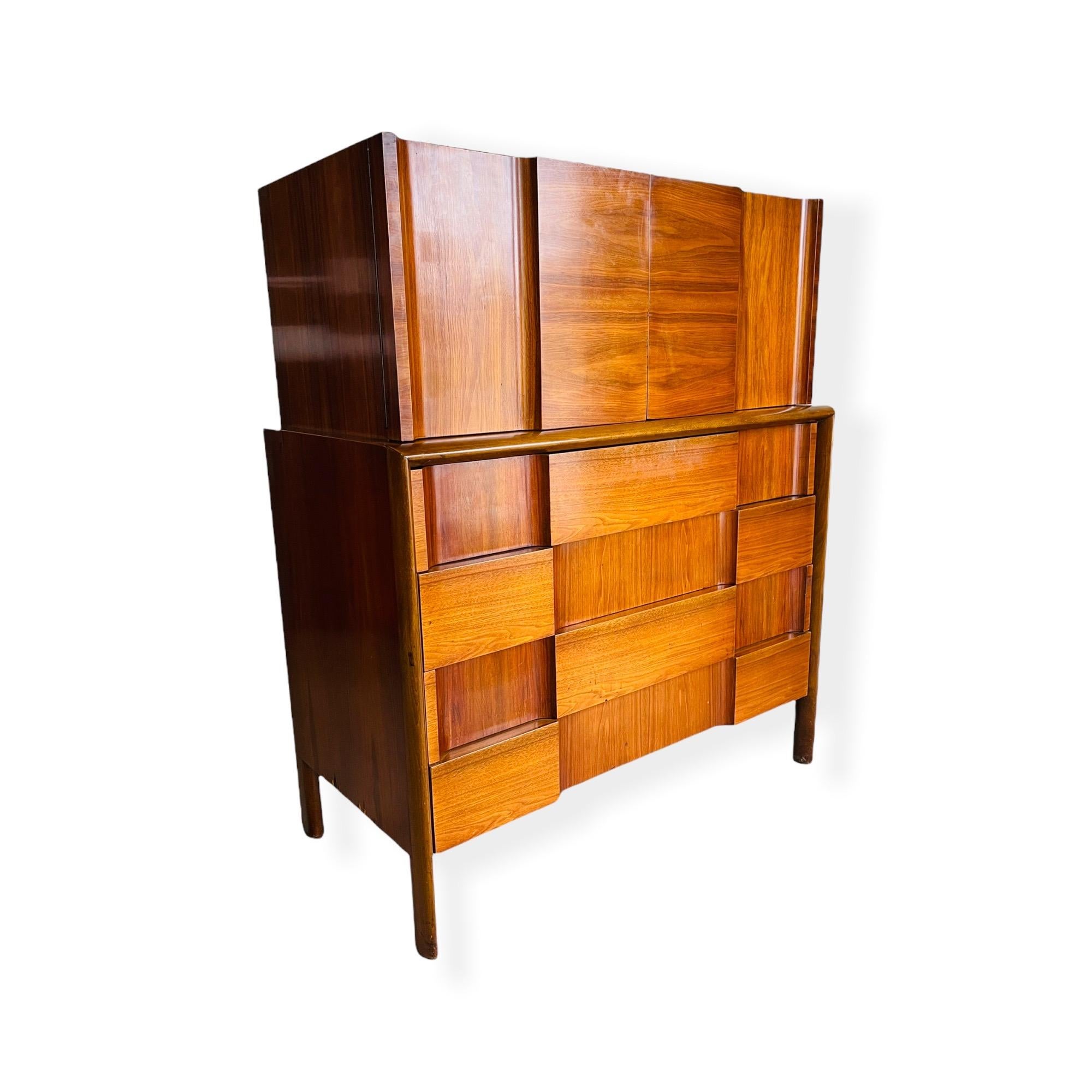 Edmond J. Spence Walnut Woodblock Gentleman’s Chest In Good Condition In Brooklyn, NY