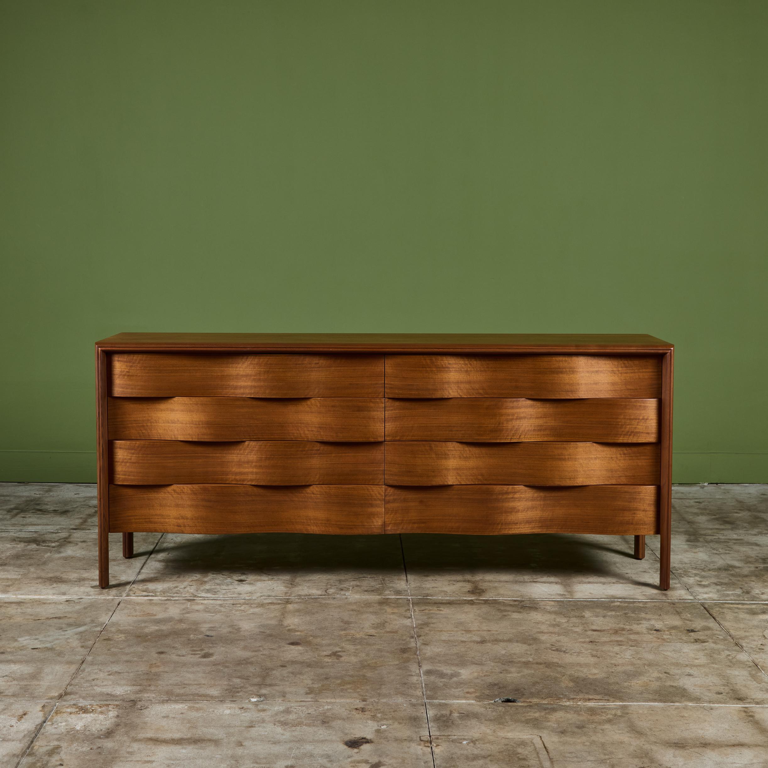 Scandinavo moderno Cassettone a otto cassetti Edmond J. Spence in vendita
