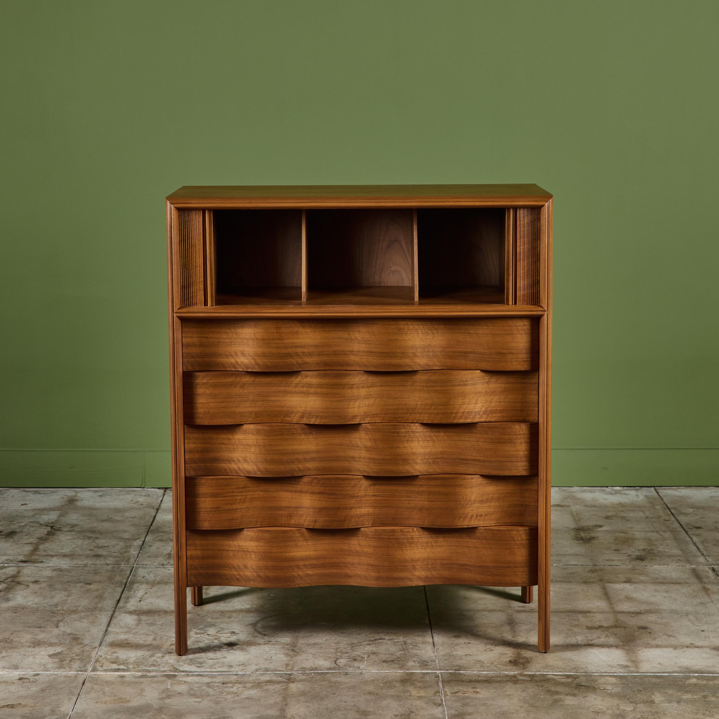 Metà XX secolo Cassettone Edmond J. Spence Wave Highboy in vendita