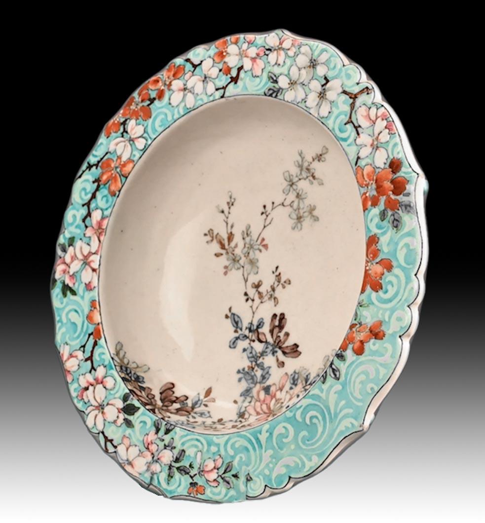 Cette élégante coupe en céramique a été créée par Edmond Lachenal pour L'Elegier de Cristal vers 1890. Il porte sa signature.

Céramiste et peintre, Edmond Lachenal est connu pour ses émaux pastel et veloutés, caractérisés par leur grande douceur.
