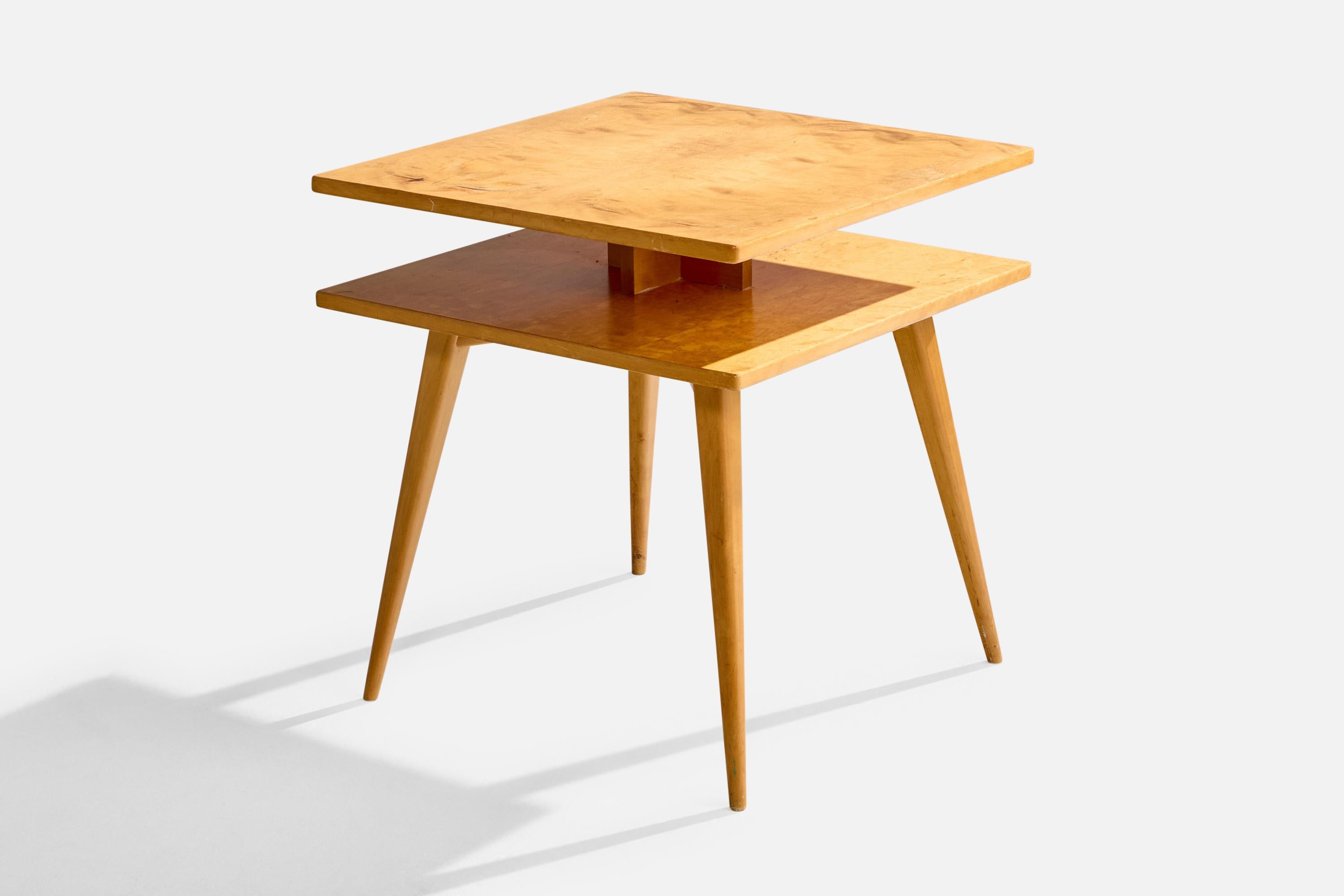 Tavolino in betulla attribuito al designer americano Edmond Spence e prodotto in Svezia, anni Cinquanta.

Dimensioni complessive (pollici): 25,75 