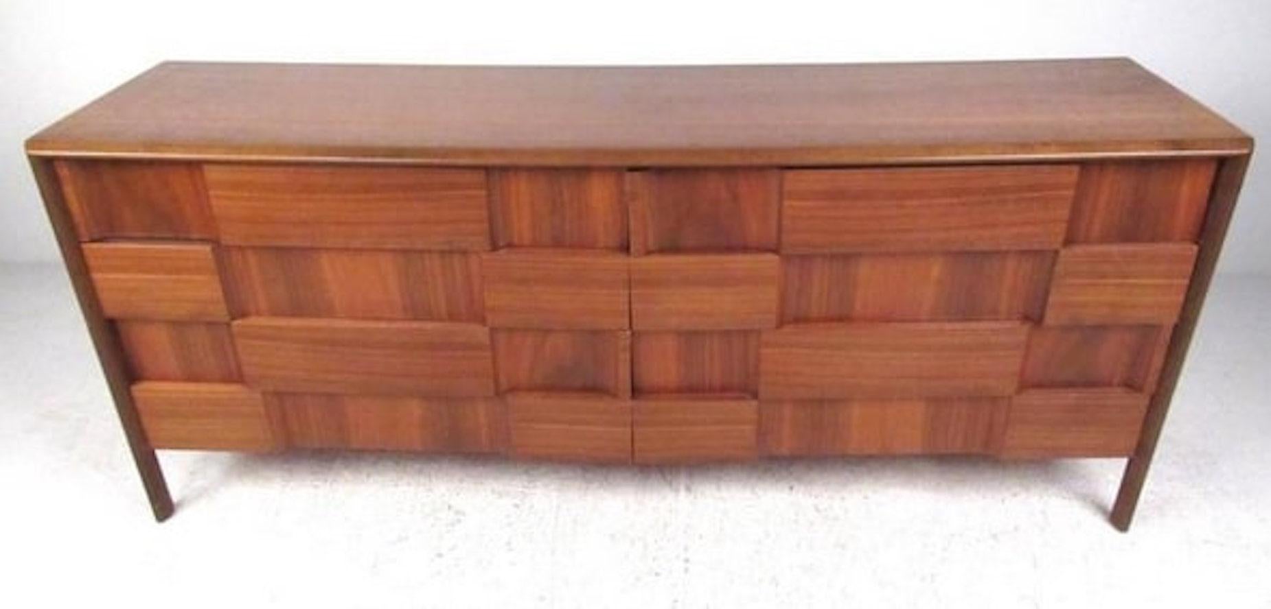 Die Kommode mit acht Schubladen aus Nussbaumholz von Edmond Spence, Schweden, um 1960, ist eine ideale Kommode mit neun Schubladen, perfekt für das heimische Schlafzimmer. Die geschnitzte Schachbrettfront ist eine beeindruckende Ergänzung für jedes