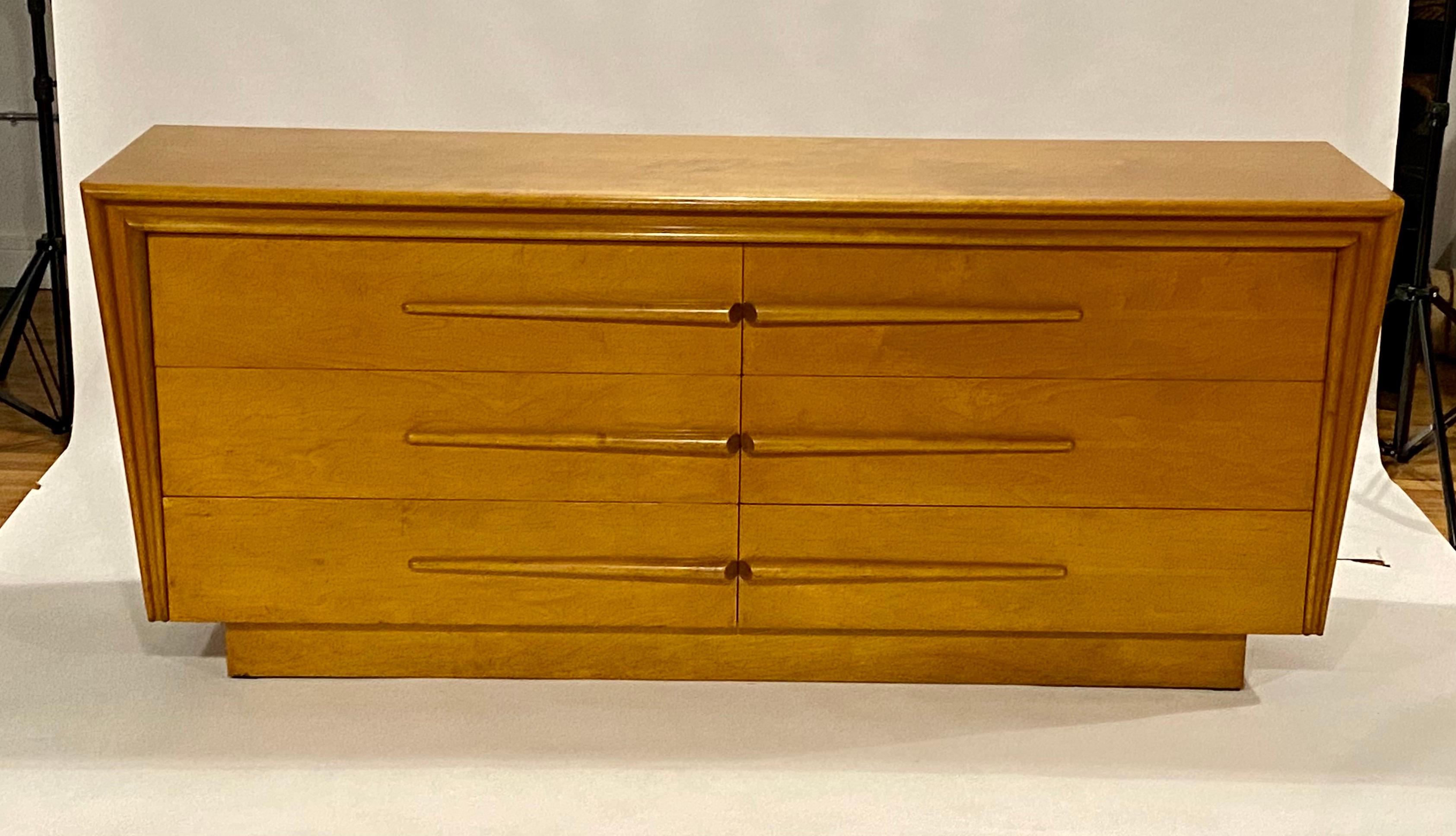 Mid-century maple wood dresser by Edmond Spence executed in a remarkable Danish Modern / Art Deco streamline design with 6-pullout / pull-out drawers and two removable accessory trays. This dresser is amazingly clean for its age inside and out,